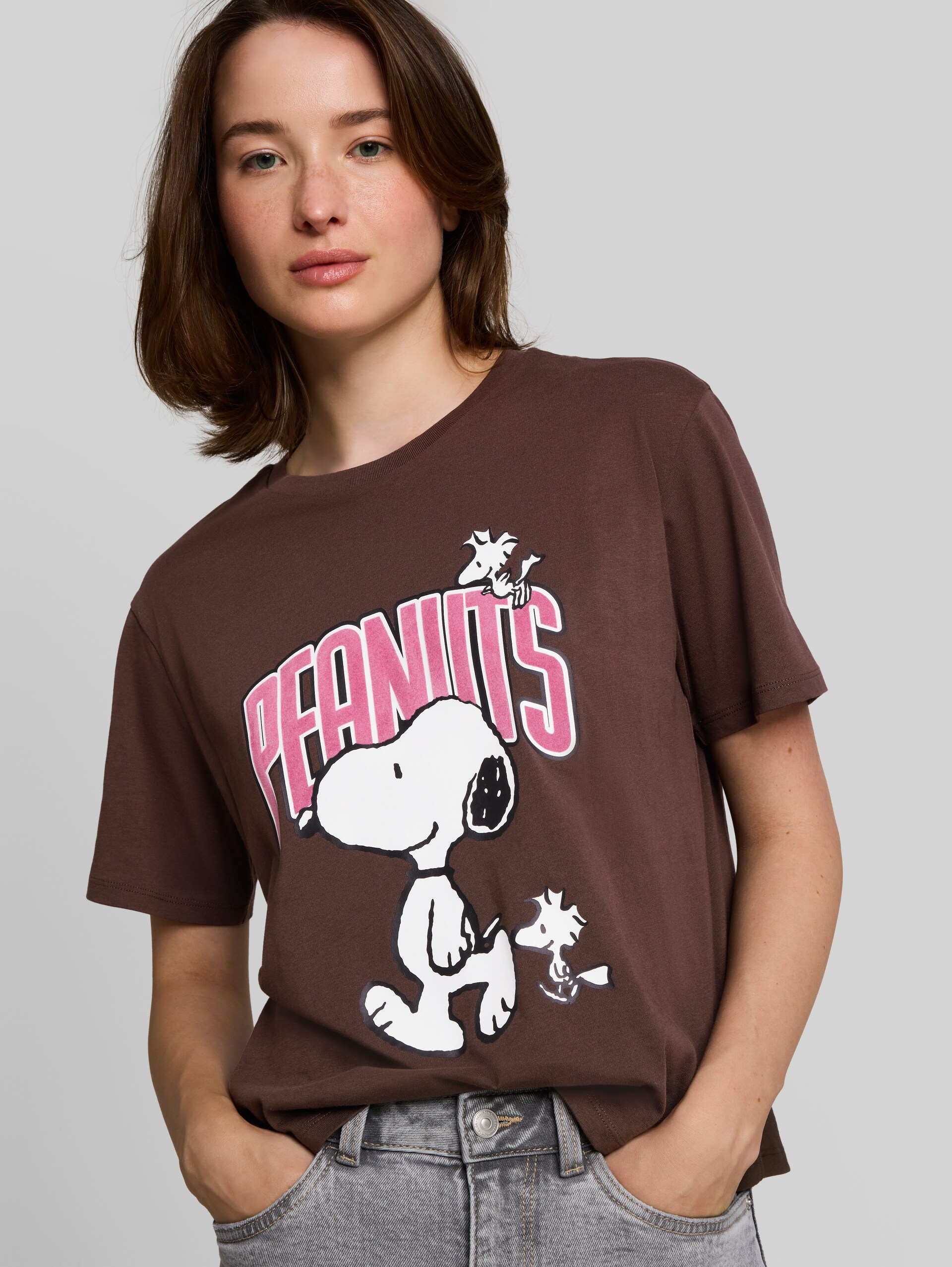 T-shirt met boxy pasvorm en Snoopy-print - cool dark brown - Detailaanzicht model