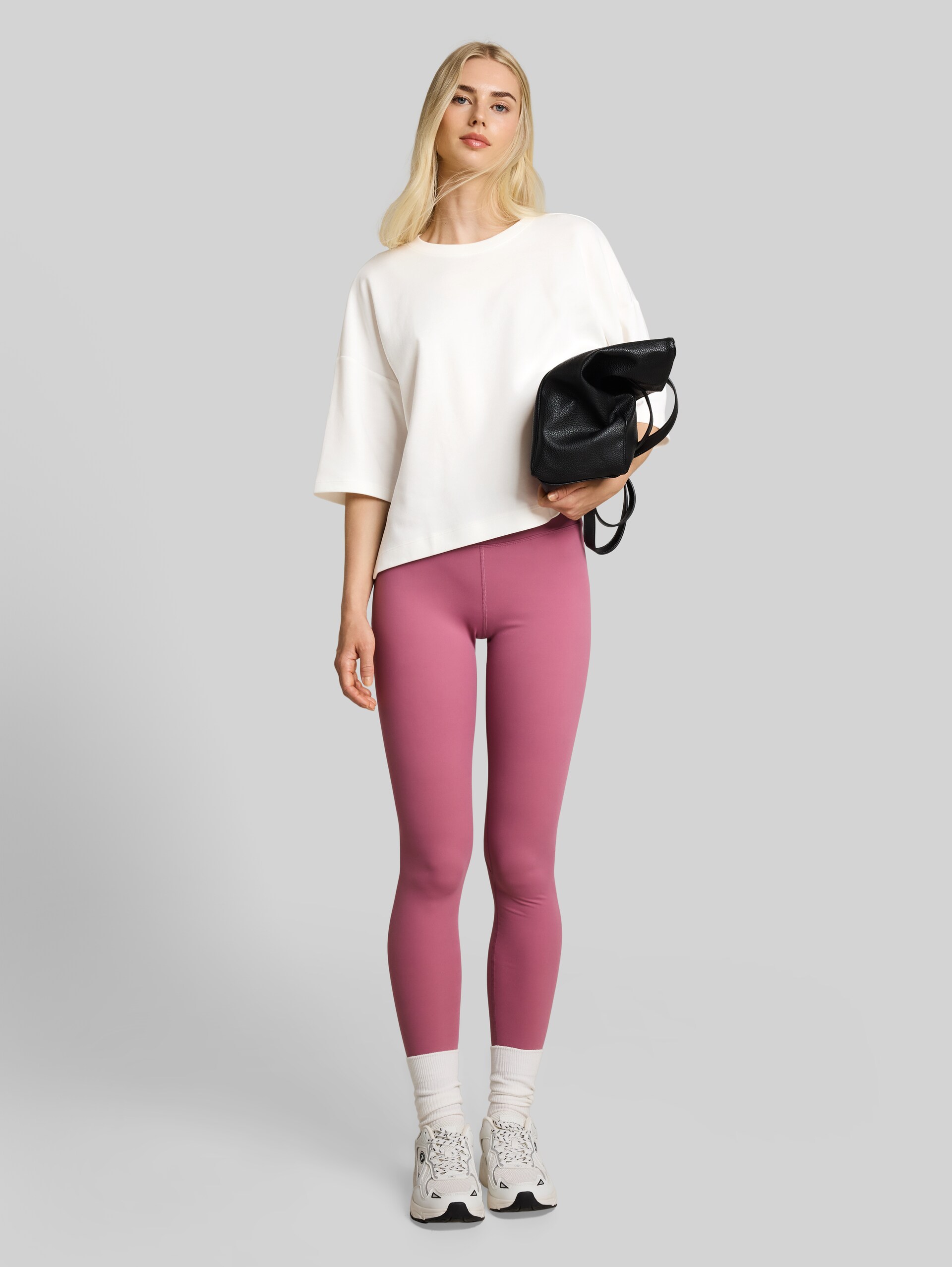 Boxy Fit T-Shirt - off white - Model-Vorderansicht