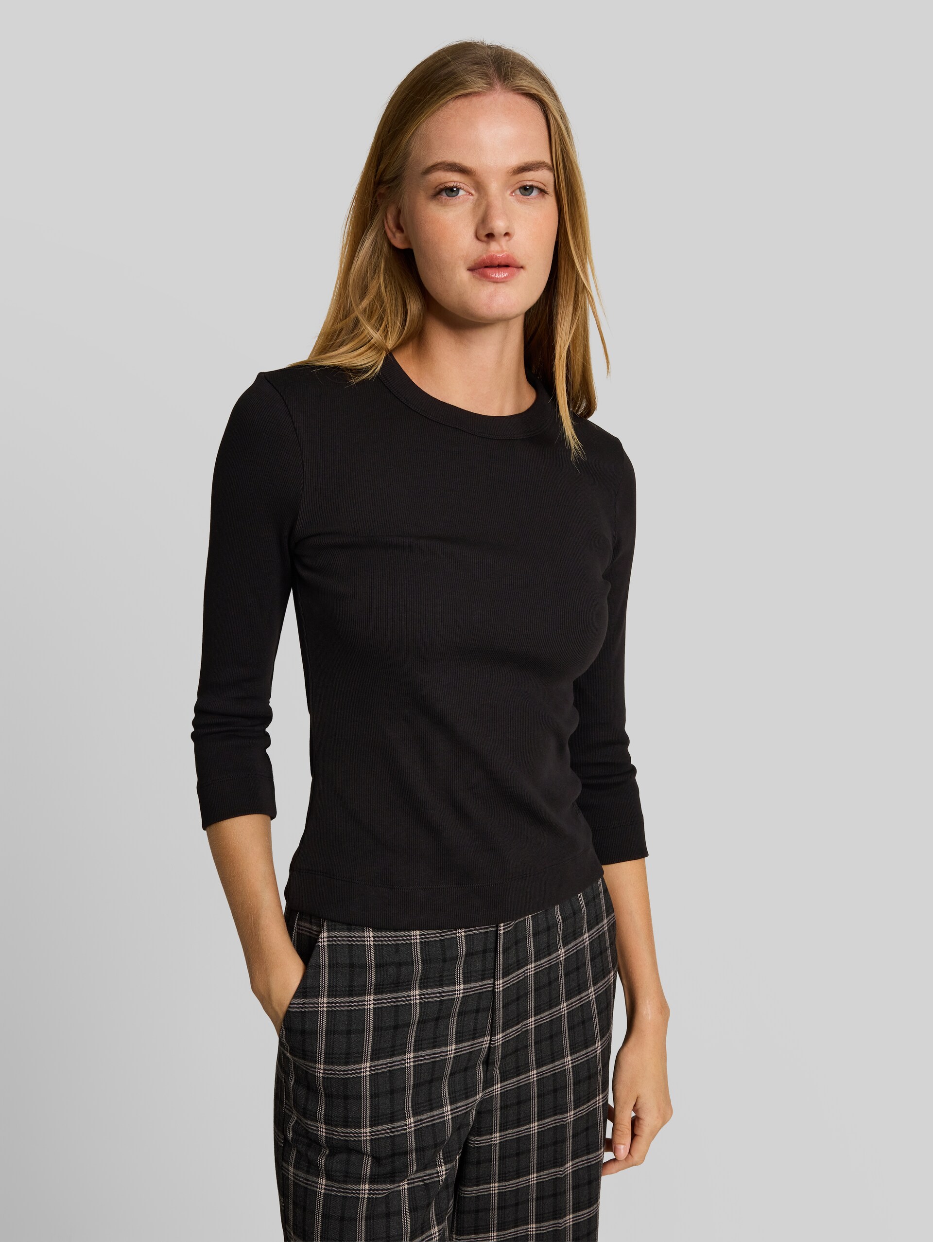 Slim Fit Langarmshirt mit Rippstruktur - deep black - Ausschnitt Model-Vorderansicht