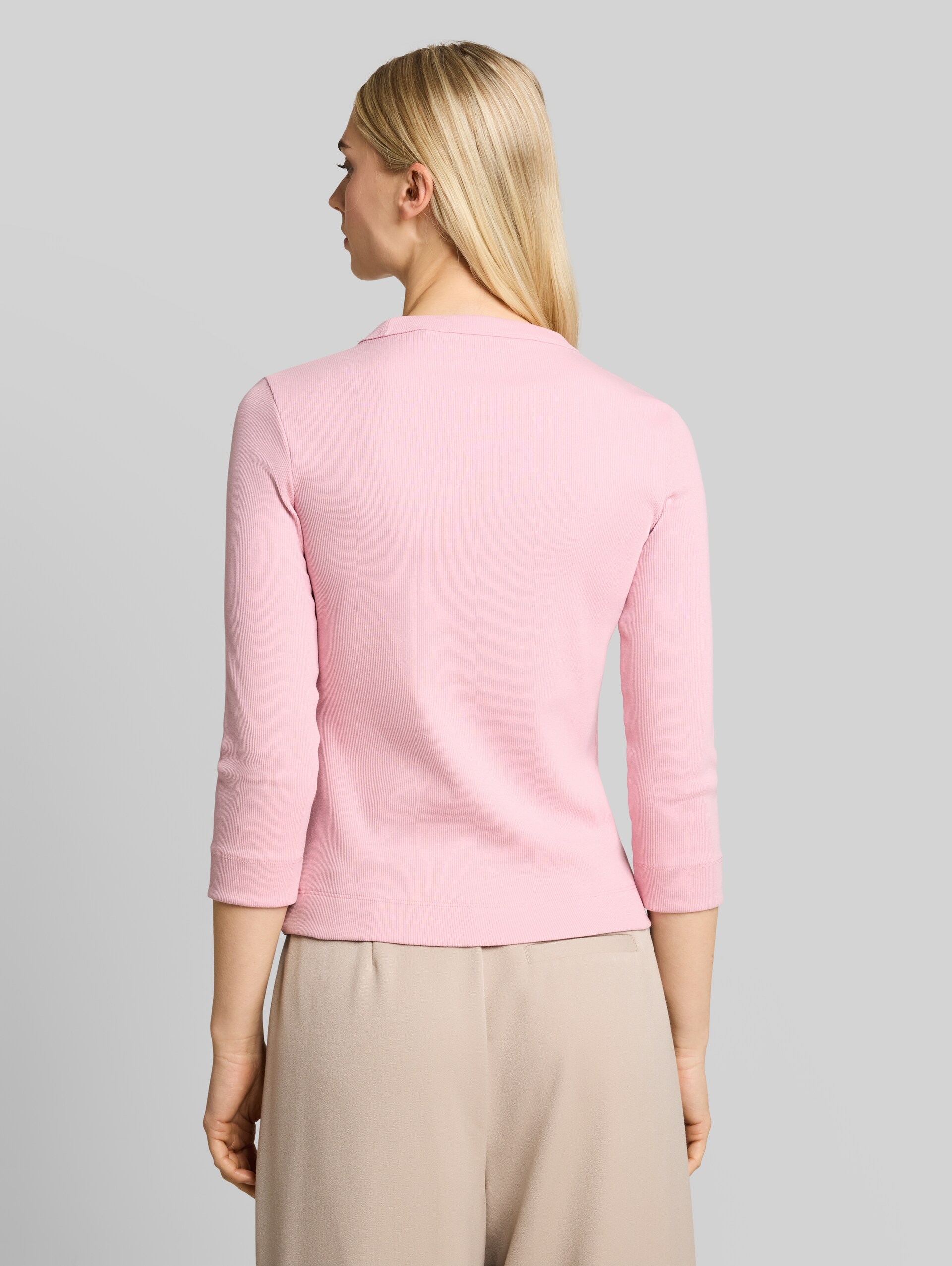 Slim Fit Langarmshirt mit Rippstruktur - Soft Pink - Auschnitt Model-Rückansicht