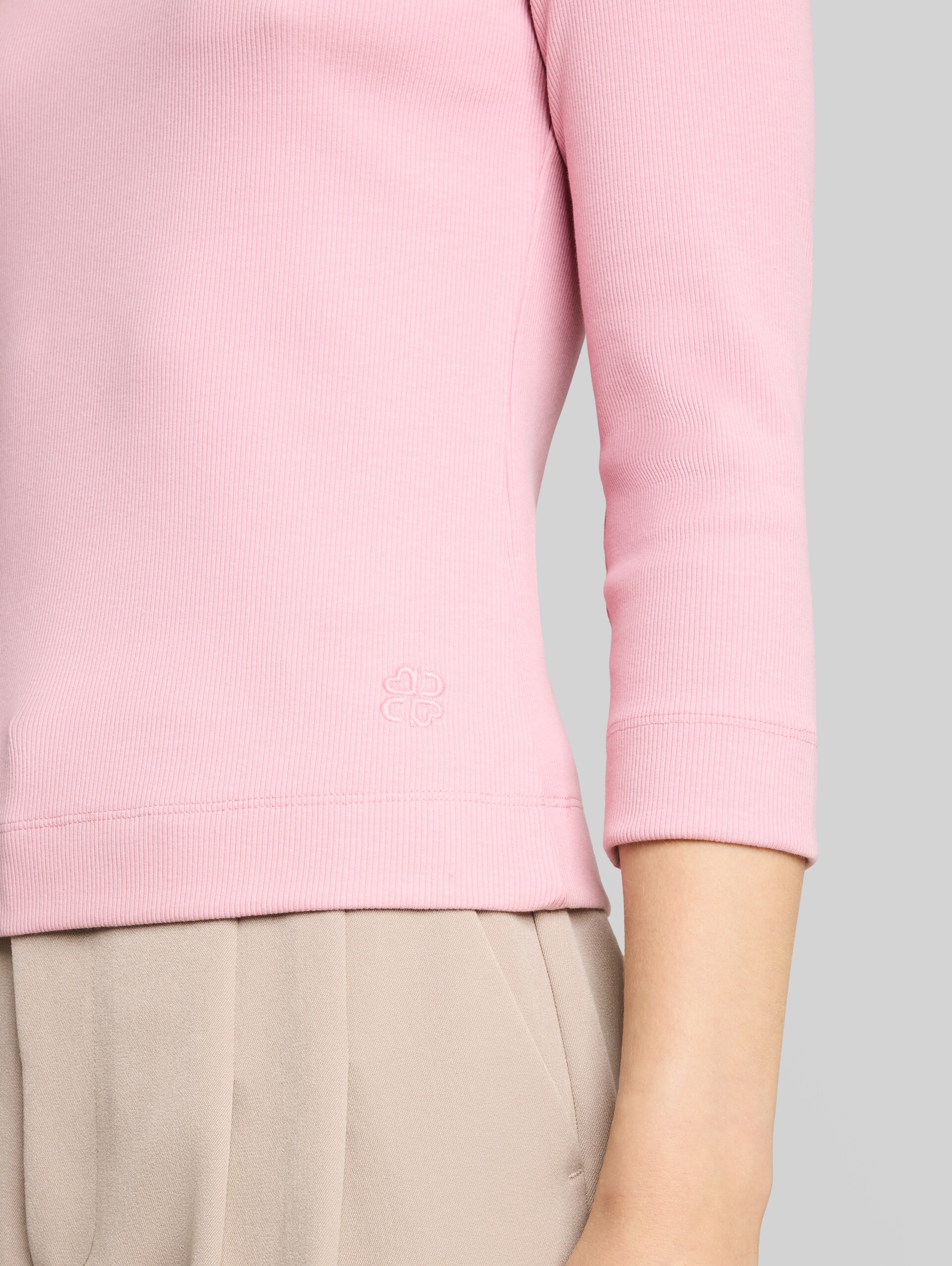 Slim Fit Langarmshirt mit Rippstruktur - Soft Pink - Detail-Model-Ansicht