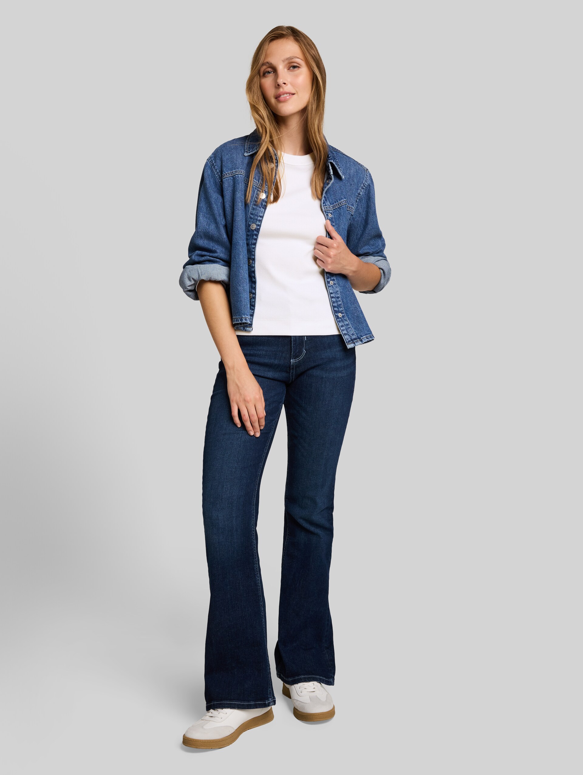 Slim Fit Langarmshirt mit Rippstruktur - White - Model-Vorderansicht