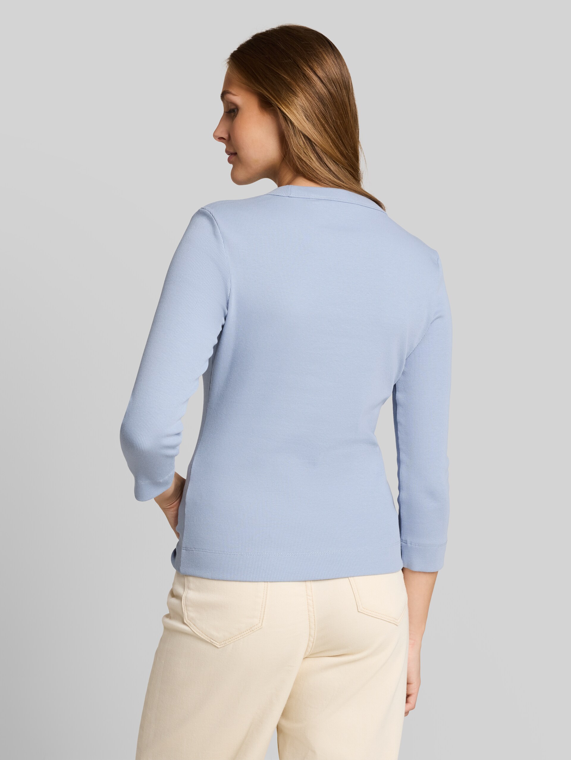 Slim Fit Langarmshirt mit Rippstruktur - foggy sky blue - Auschnitt Model-Rückansicht