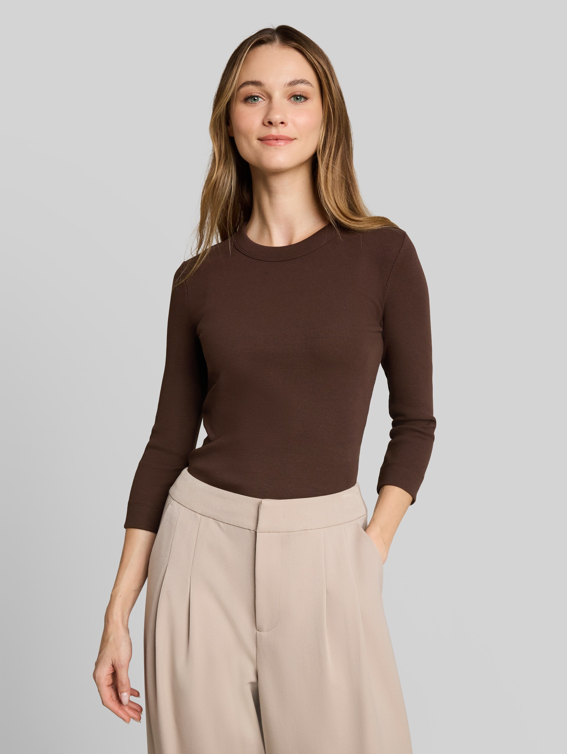 Slim Fit Langarmshirt mit Rippstruktur - cool dark brown - Ausschnitt Model-Vorderansicht