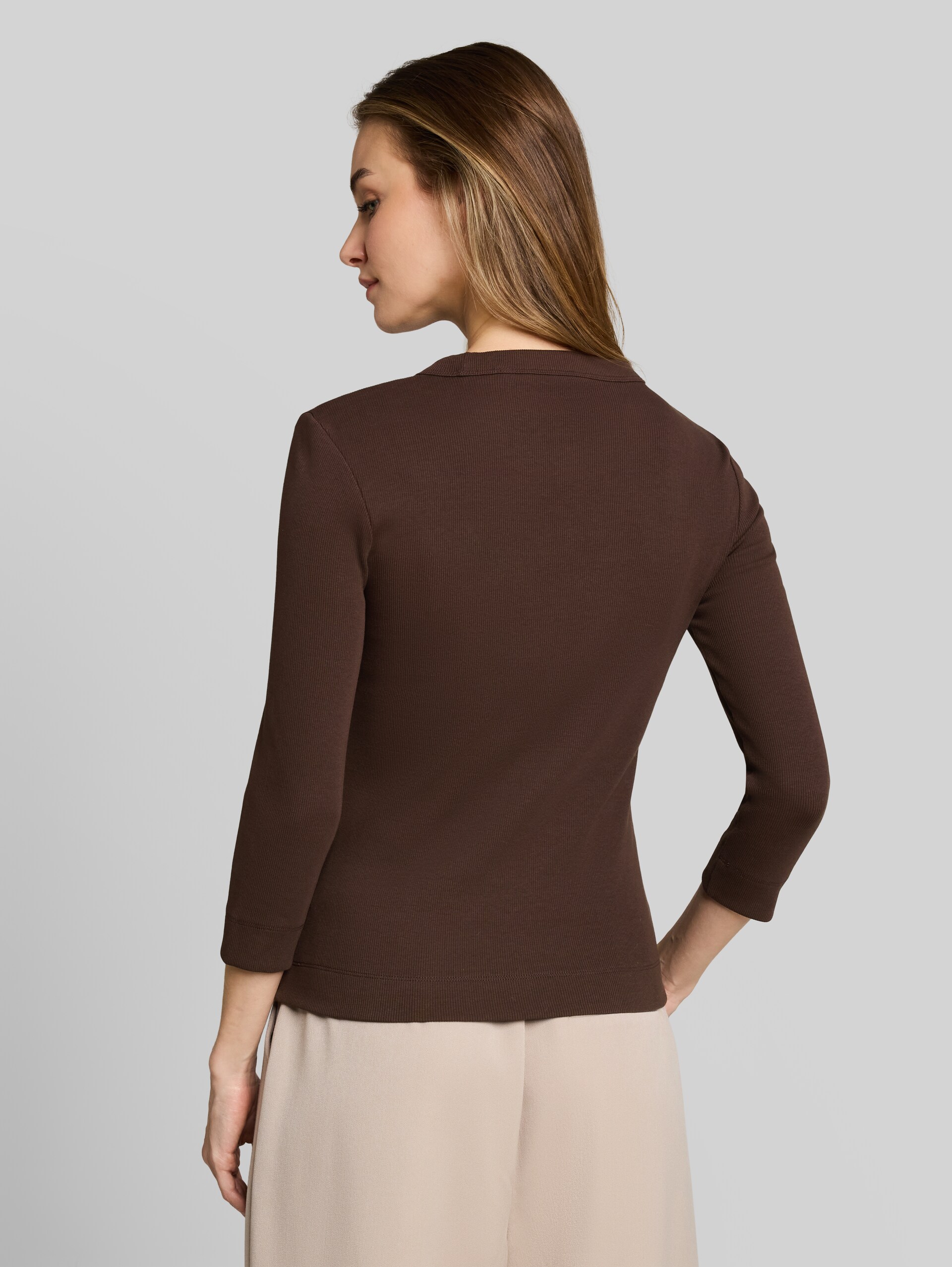 Slim Fit Langarmshirt mit Rippstruktur - cool dark brown - Auschnitt Model-Rückansicht
