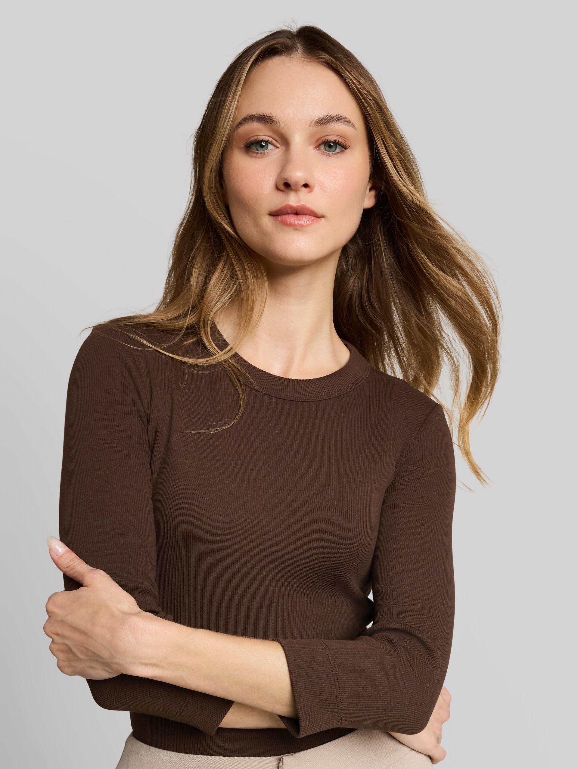 Slim Fit Langarmshirt mit Rippstruktur - cool dark brown - Detail-Model-Ansicht
