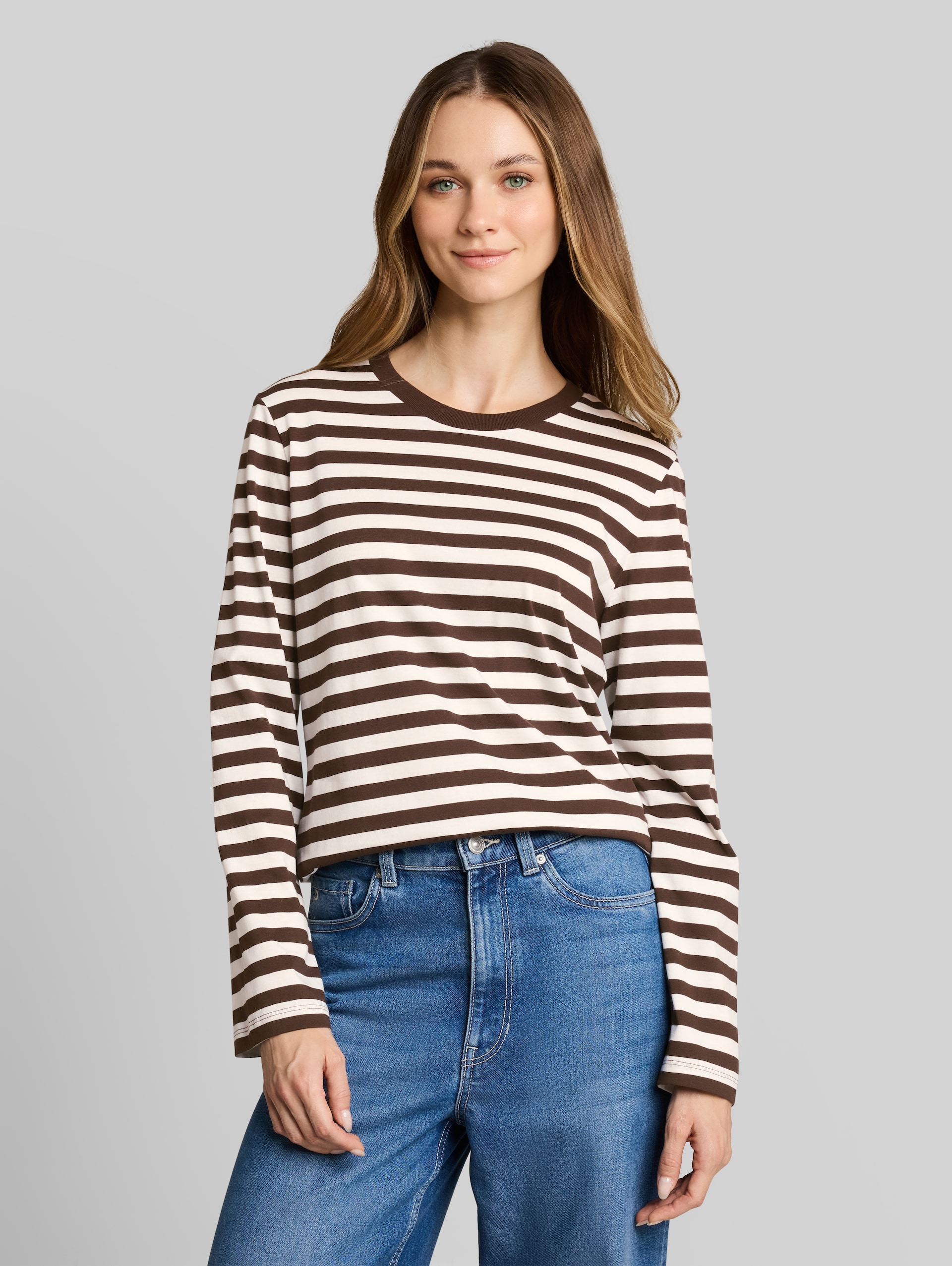 Loose Fit Langarmshirt mit Streifenmuster - brown white stripe - Ausschnitt Model-Vorderansicht