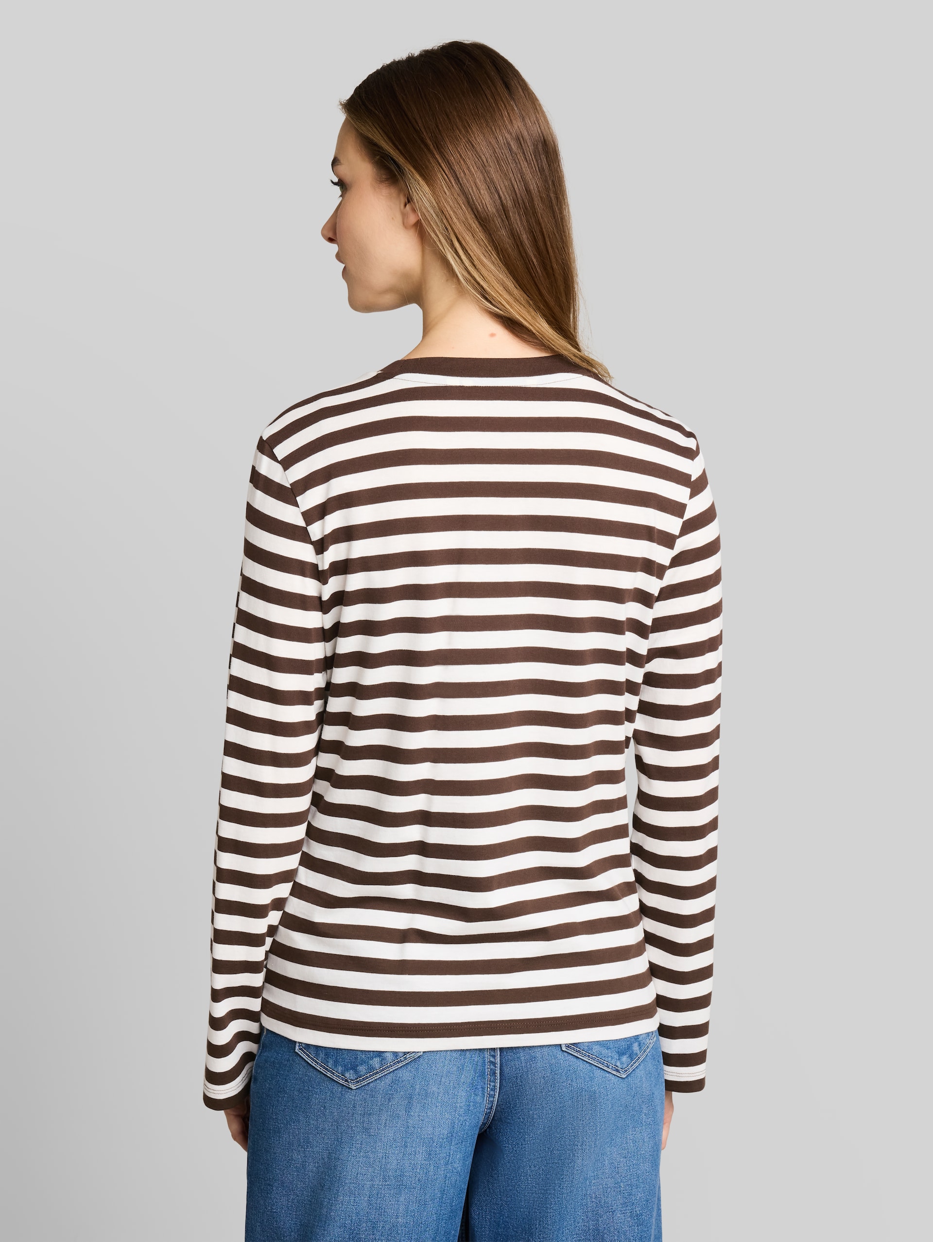 Loose Fit Langarmshirt mit Streifenmuster - brown white stripe - Auschnitt Model-Rückansicht
