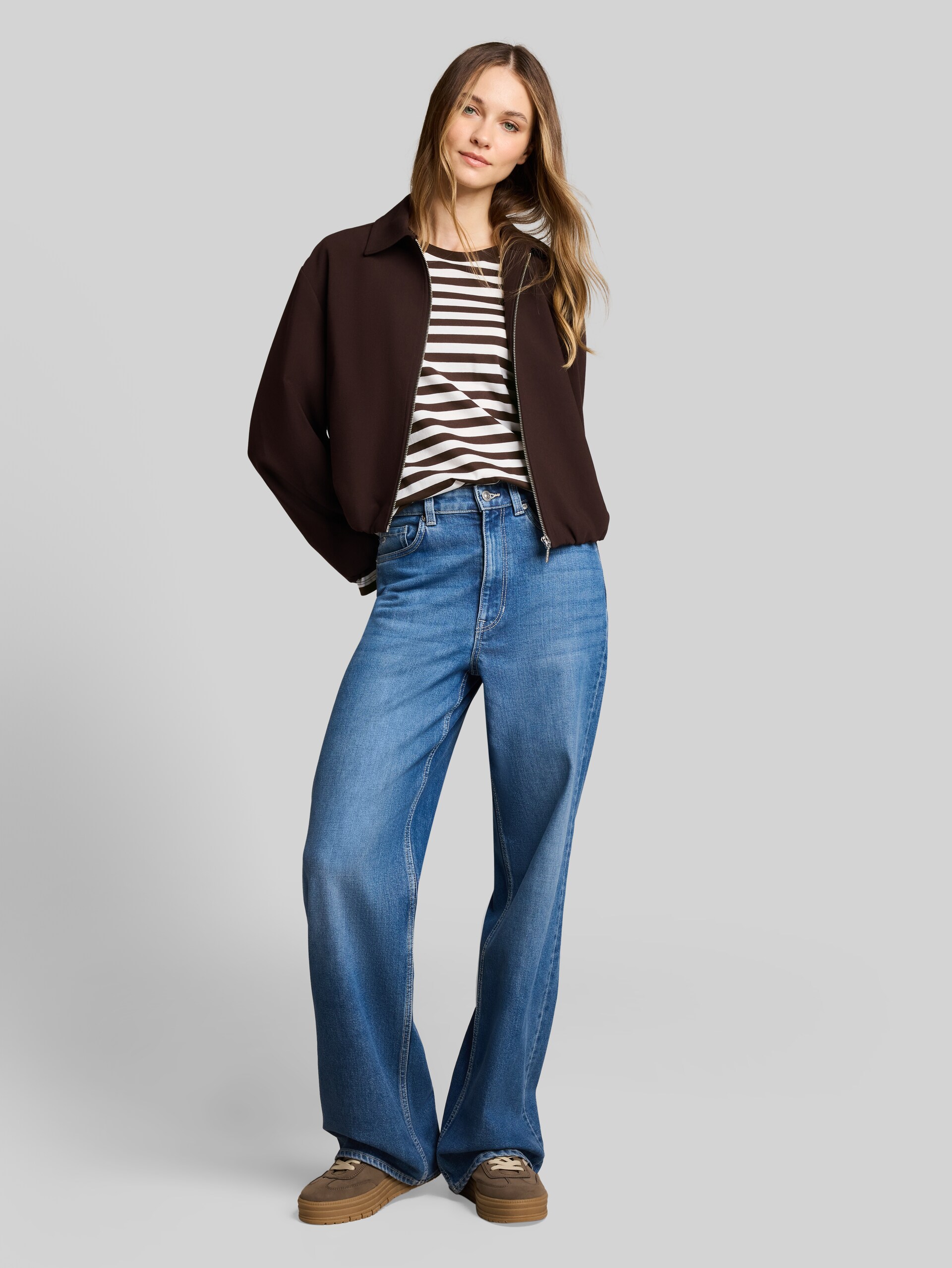 Loose Fit Langarmshirt mit Streifenmuster - brown white stripe - Model-Vorderansicht