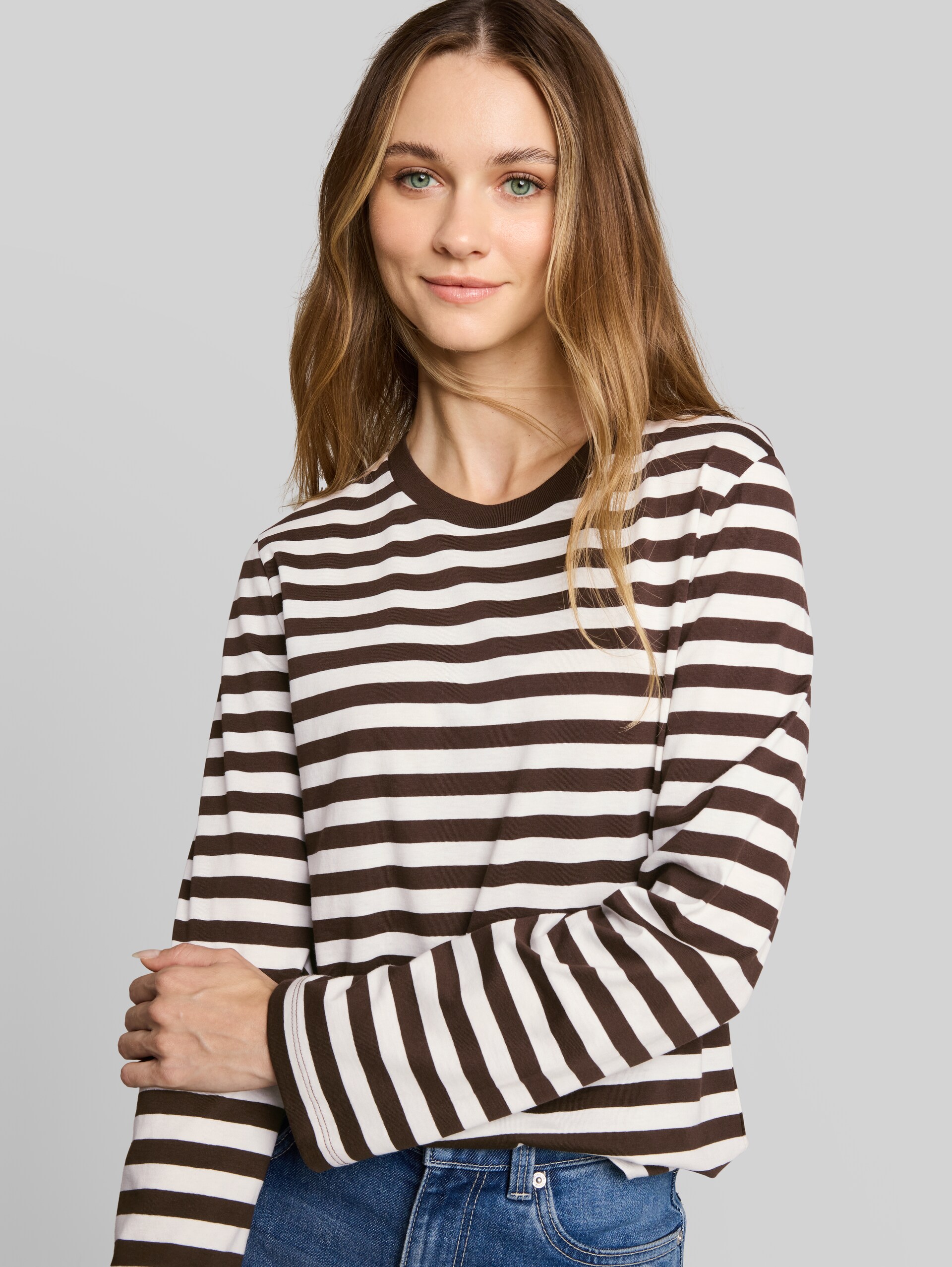 Loose Fit Langarmshirt mit Streifenmuster - brown white stripe - Detail-Model-Ansicht