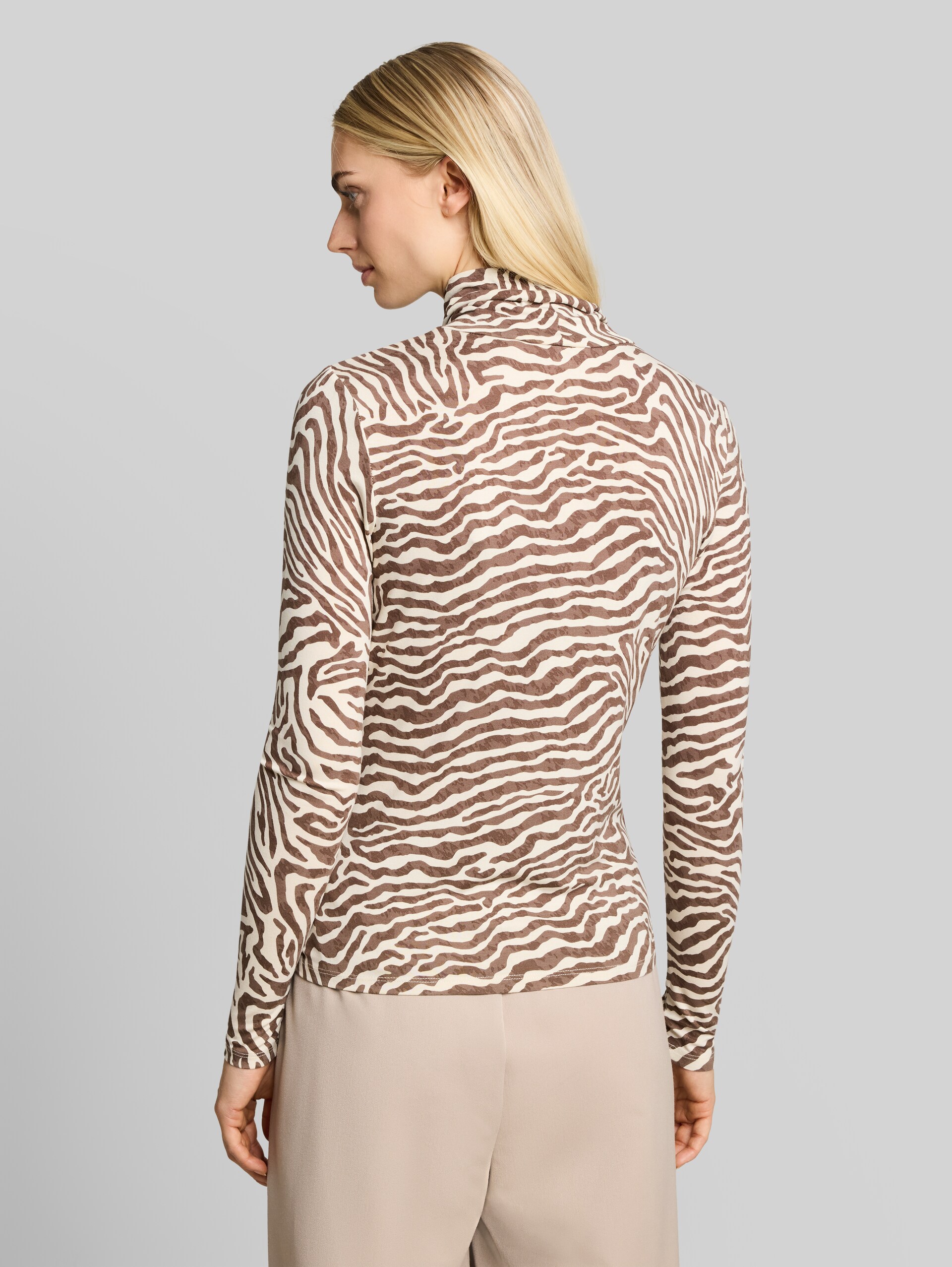 Rollkragenshirt mit Muster - brown beige zebra print - Auschnitt Model-Rückansicht