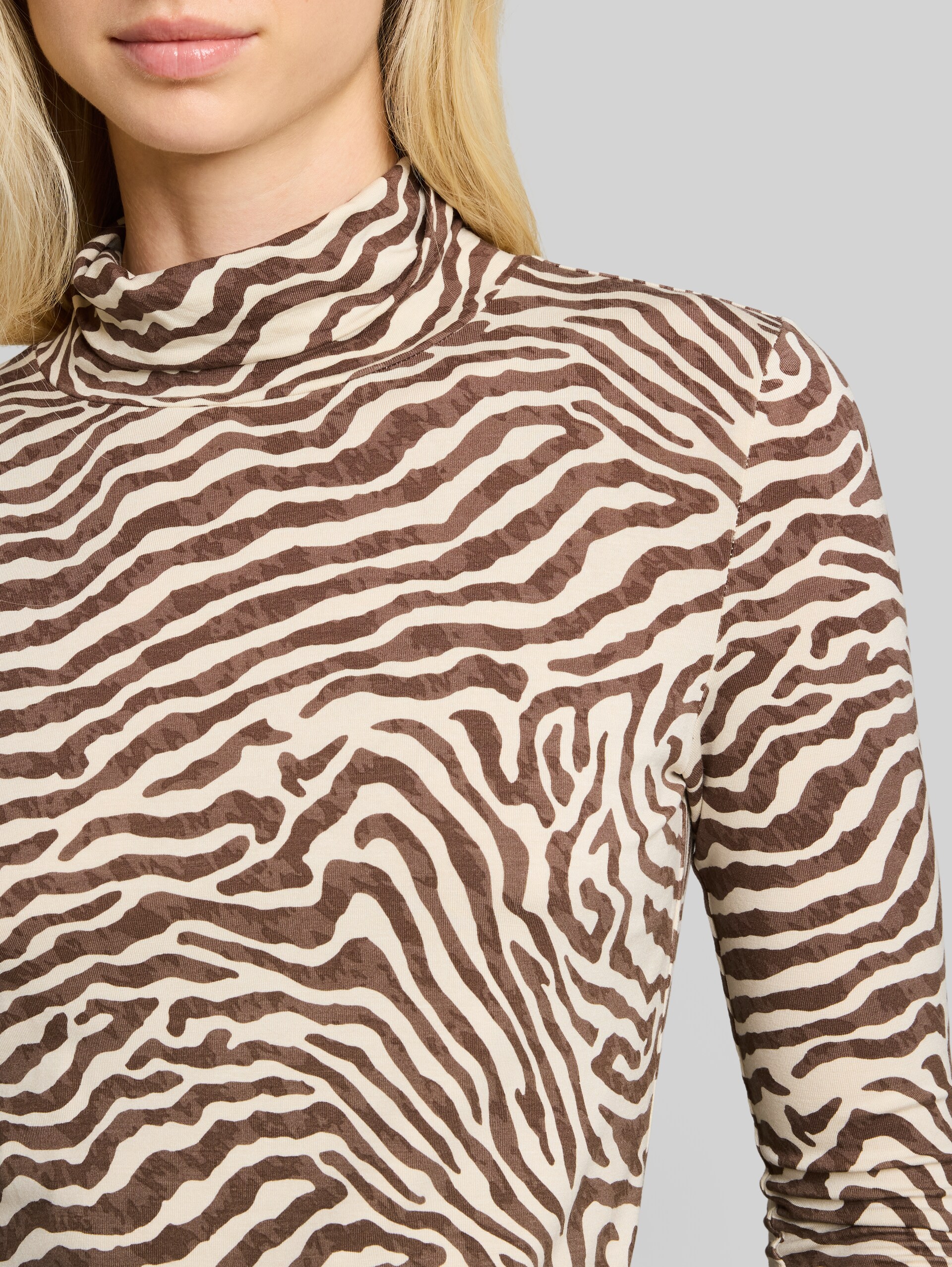Rollkragenshirt mit Muster - brown beige zebra print - Detail-Model-Ansicht