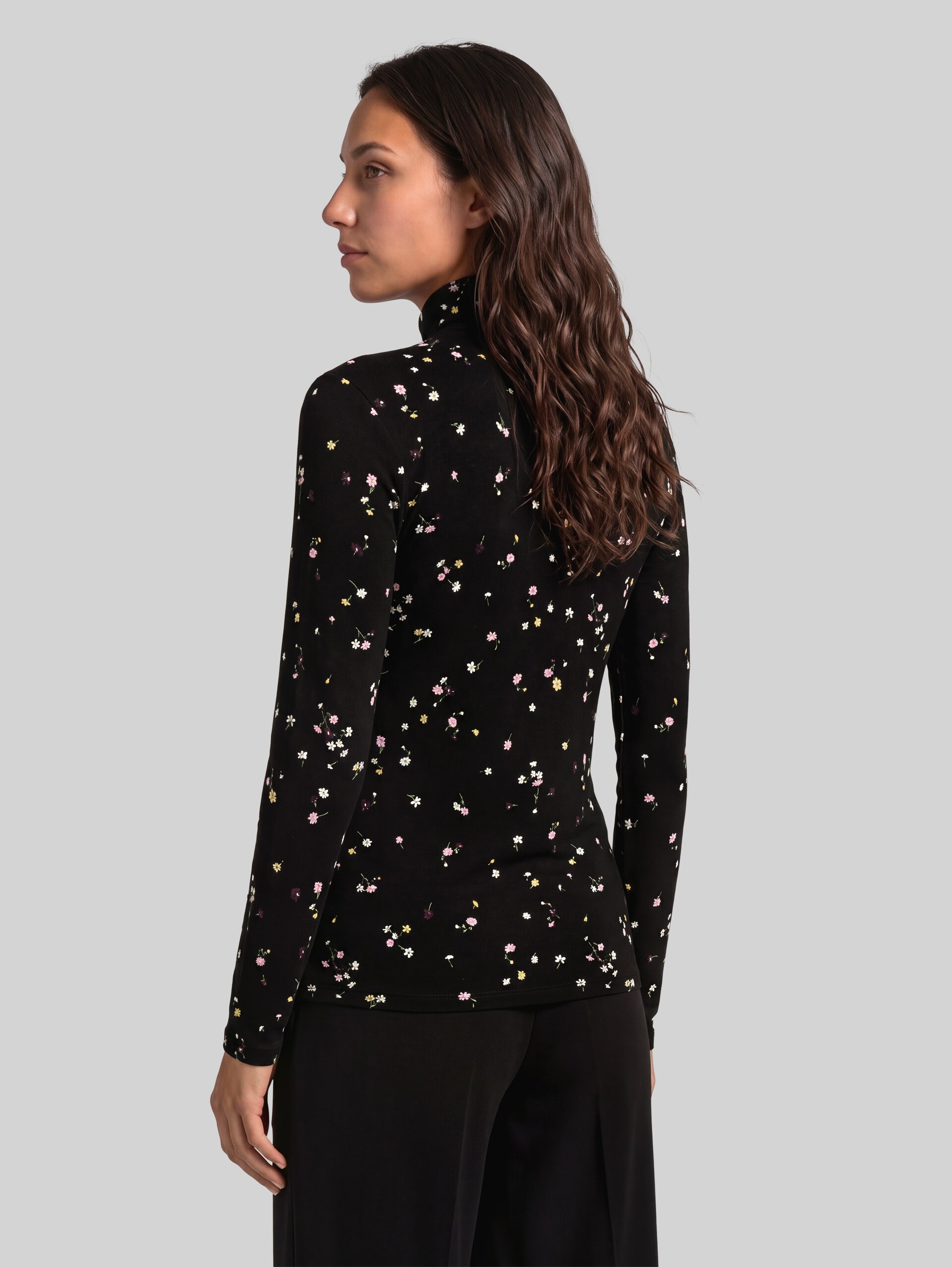 Rollkragenshirt mit Muster - black flower print - Auschnitt Model-Rückansicht