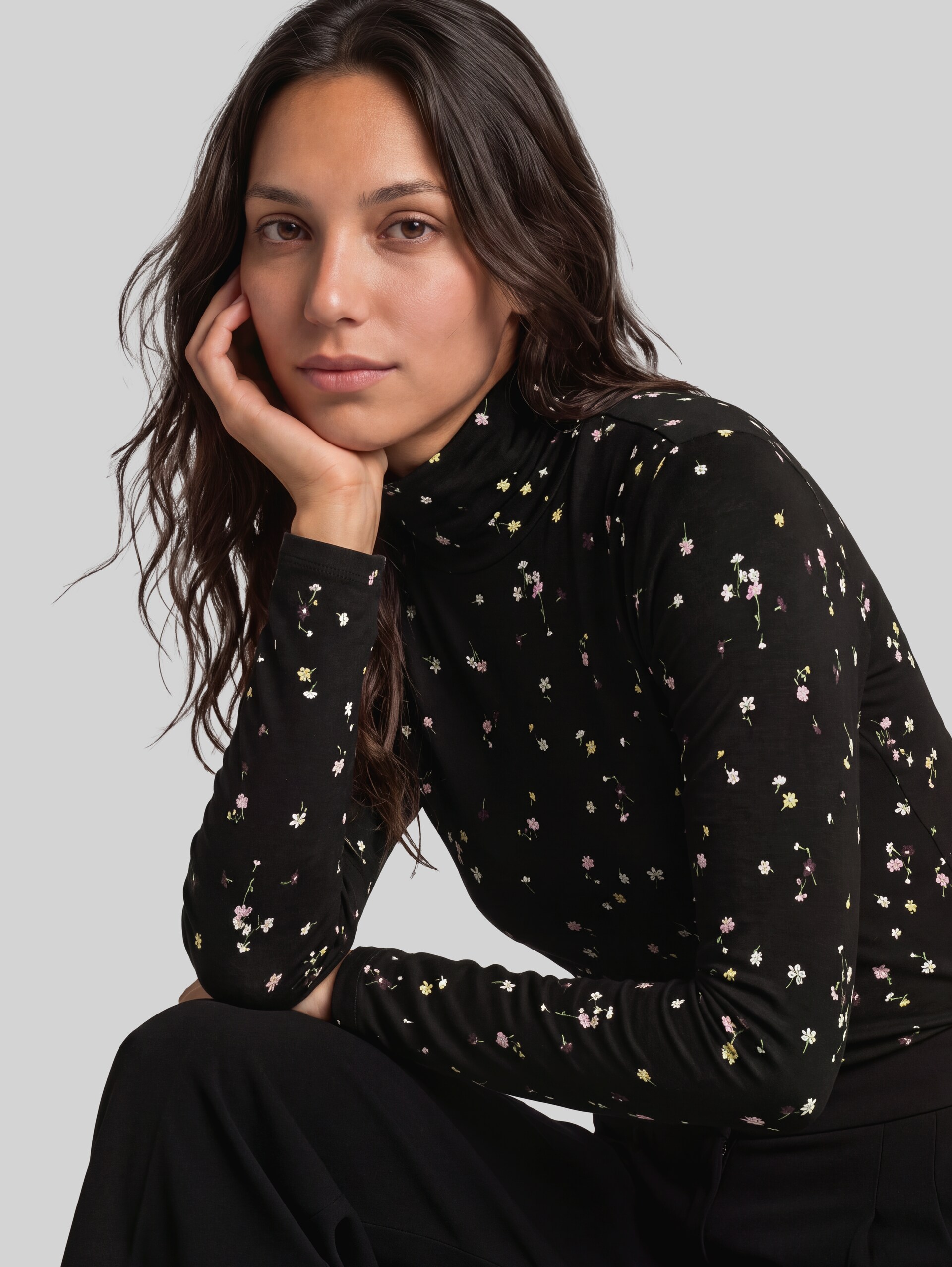 Rollkragenshirt mit Muster - black flower print - Detail-Model-Ansicht
