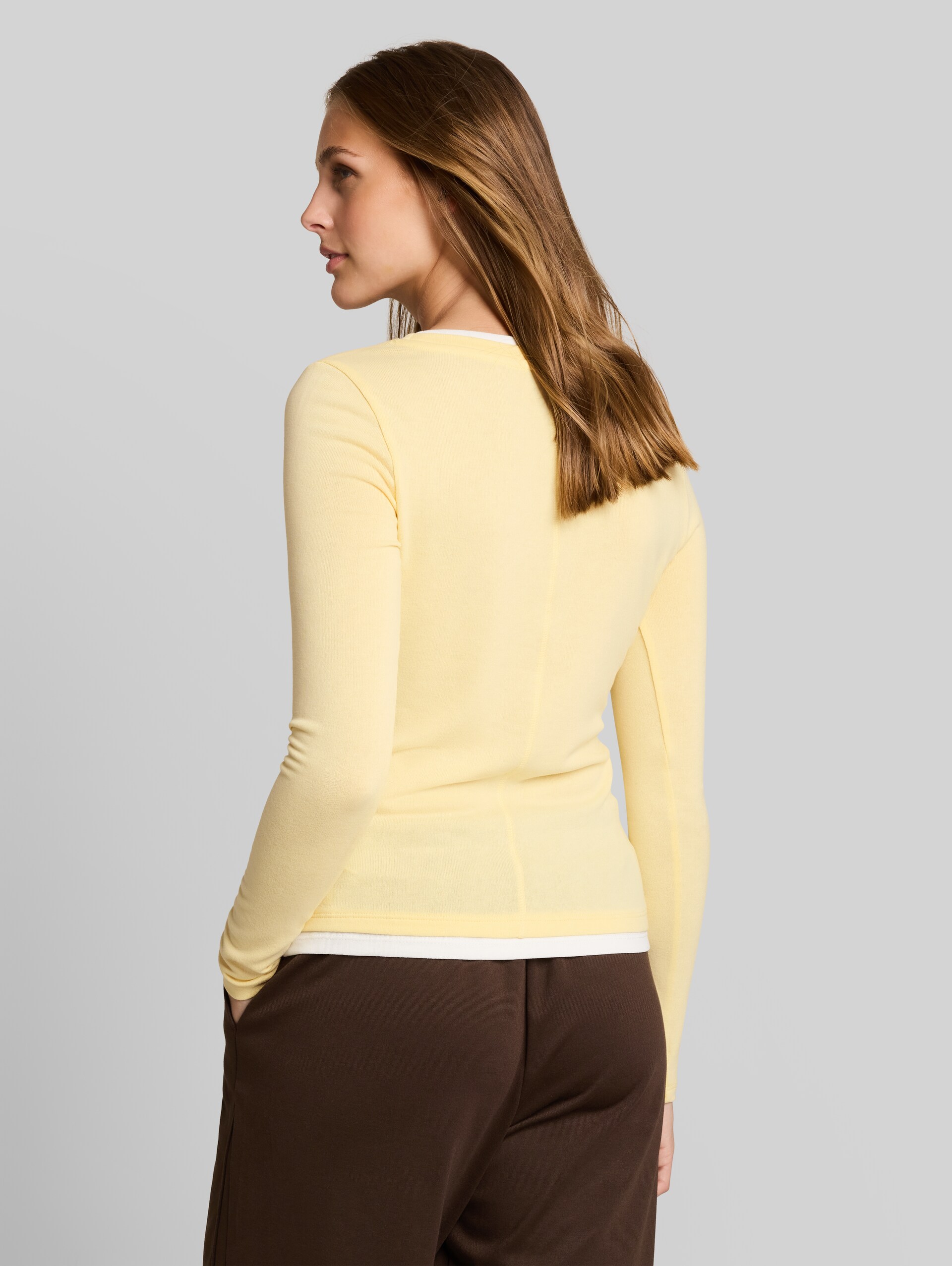 Cosy T-shirt met lange mouwen in 2-in-1-look - soft vanilla yellow melange - Neklijn model-achteraanzicht