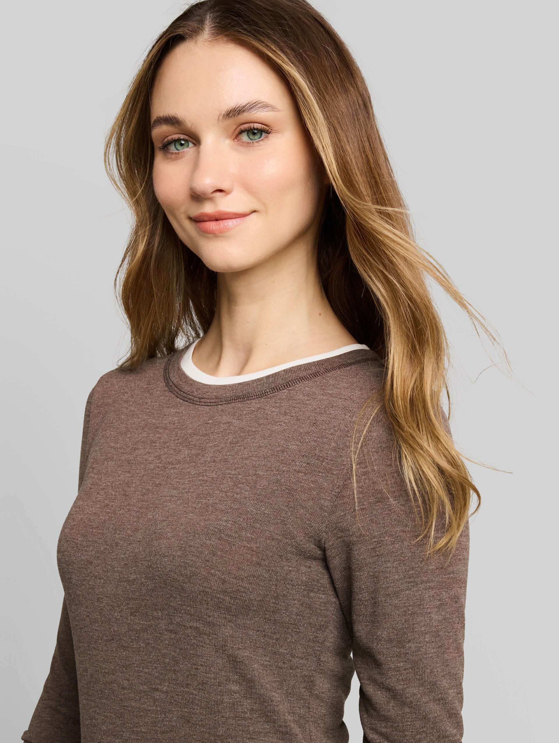 Cosy T-shirt met lange mouwen in 2-in-1-look - cool dark brown melange - Detailaanzicht model