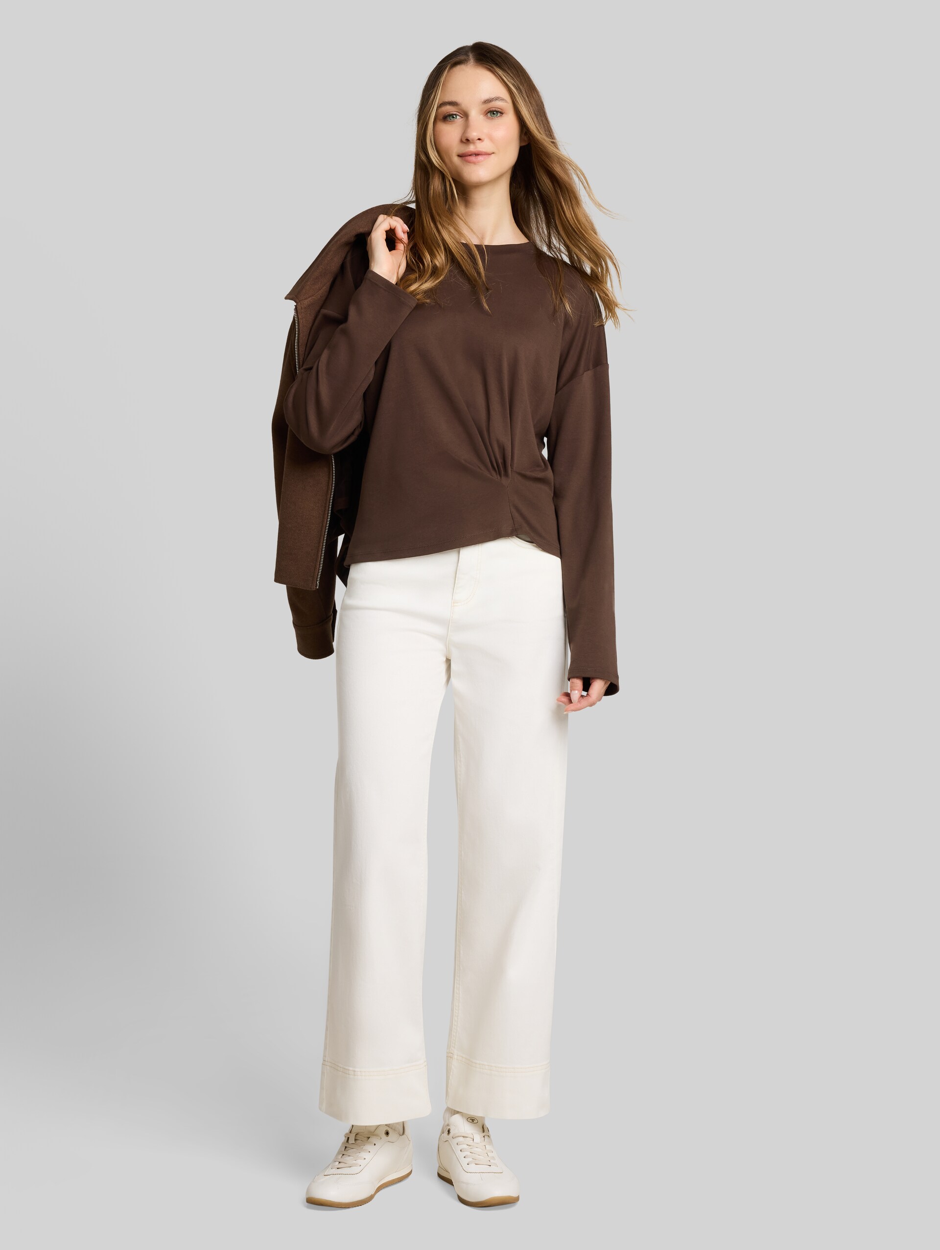 Loose-fit long-sleeved top with knot detail - cool dark brown - Model front view