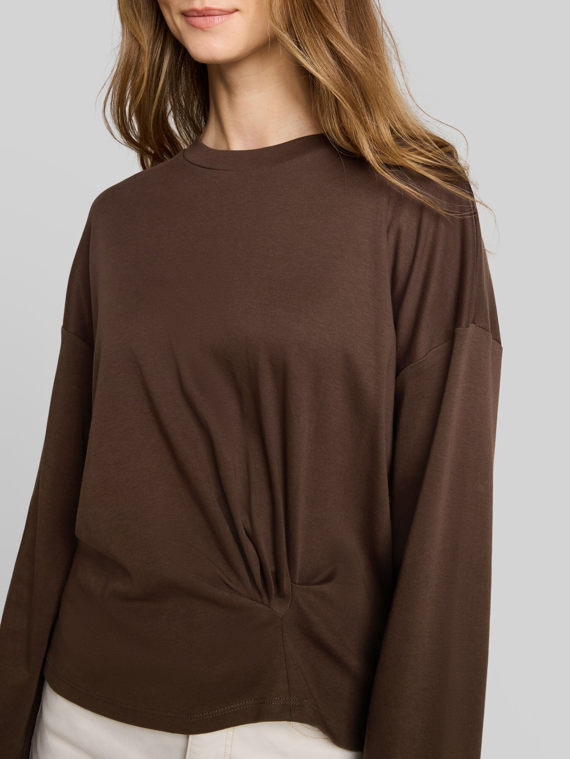Loose-fit long-sleeved top with knot detail - cool dark brown - Detail model view