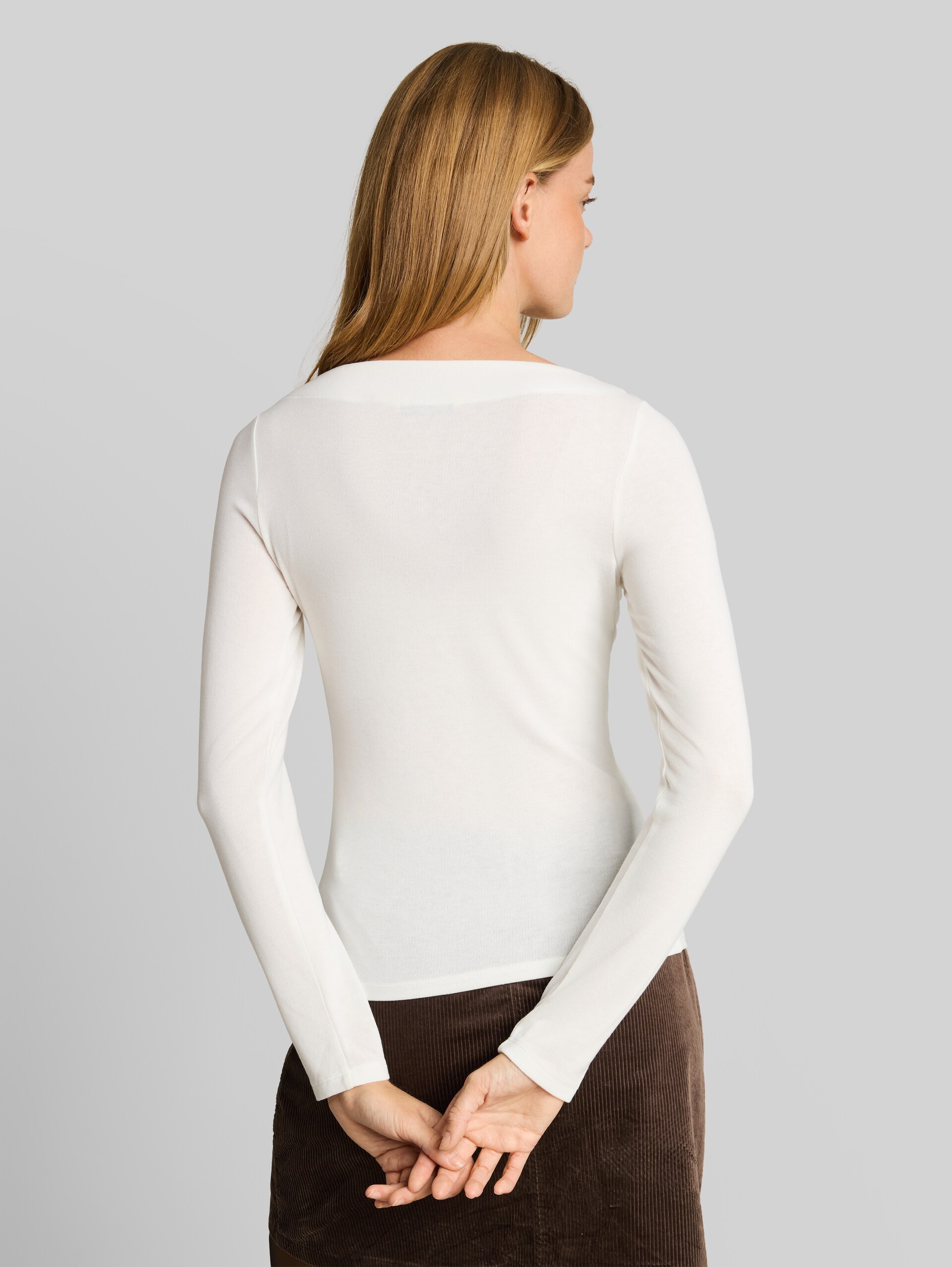 Slim Fit Langarmshirt mit U-Boot-Ausschnitt - off white - Auschnitt Model-Rückansicht