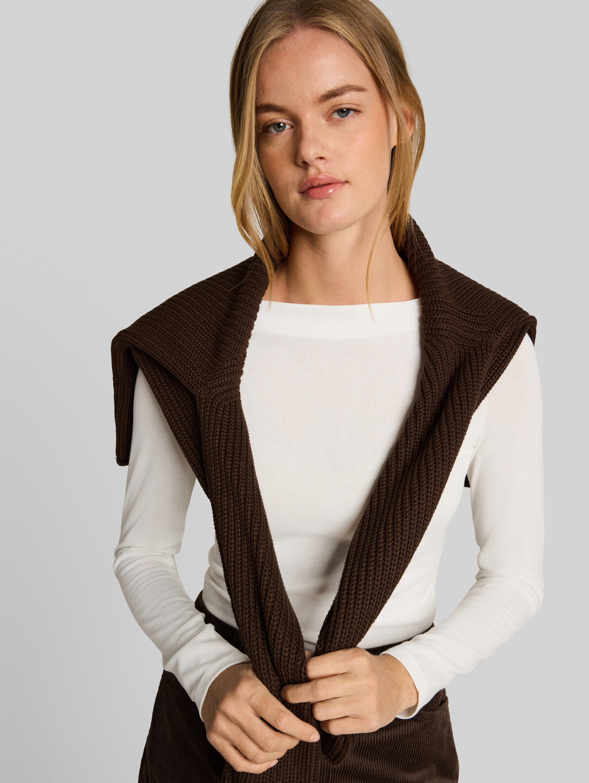 Slim Fit Langarmshirt mit U-Boot-Ausschnitt - off white - Detail-Model-Ansicht