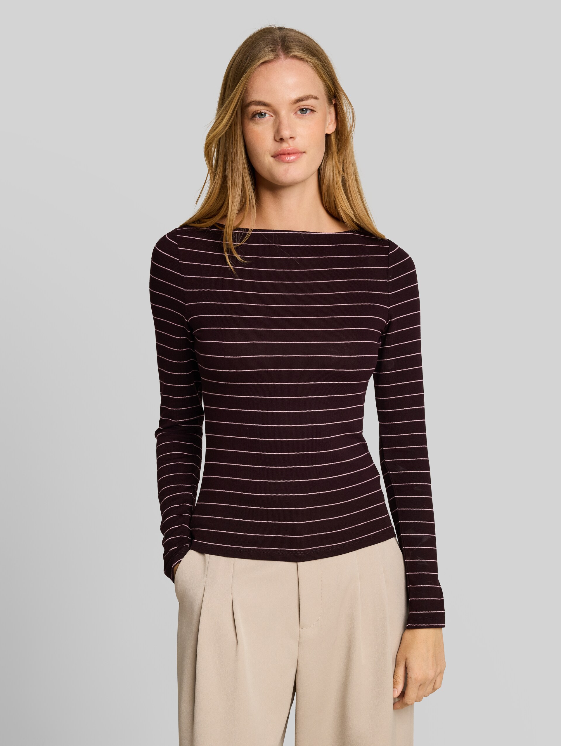 Slim Fit Langarmshirt mit U-Boot-Ausschnitt - plum pink small stripe - Ausschnitt Model-Vorderansicht