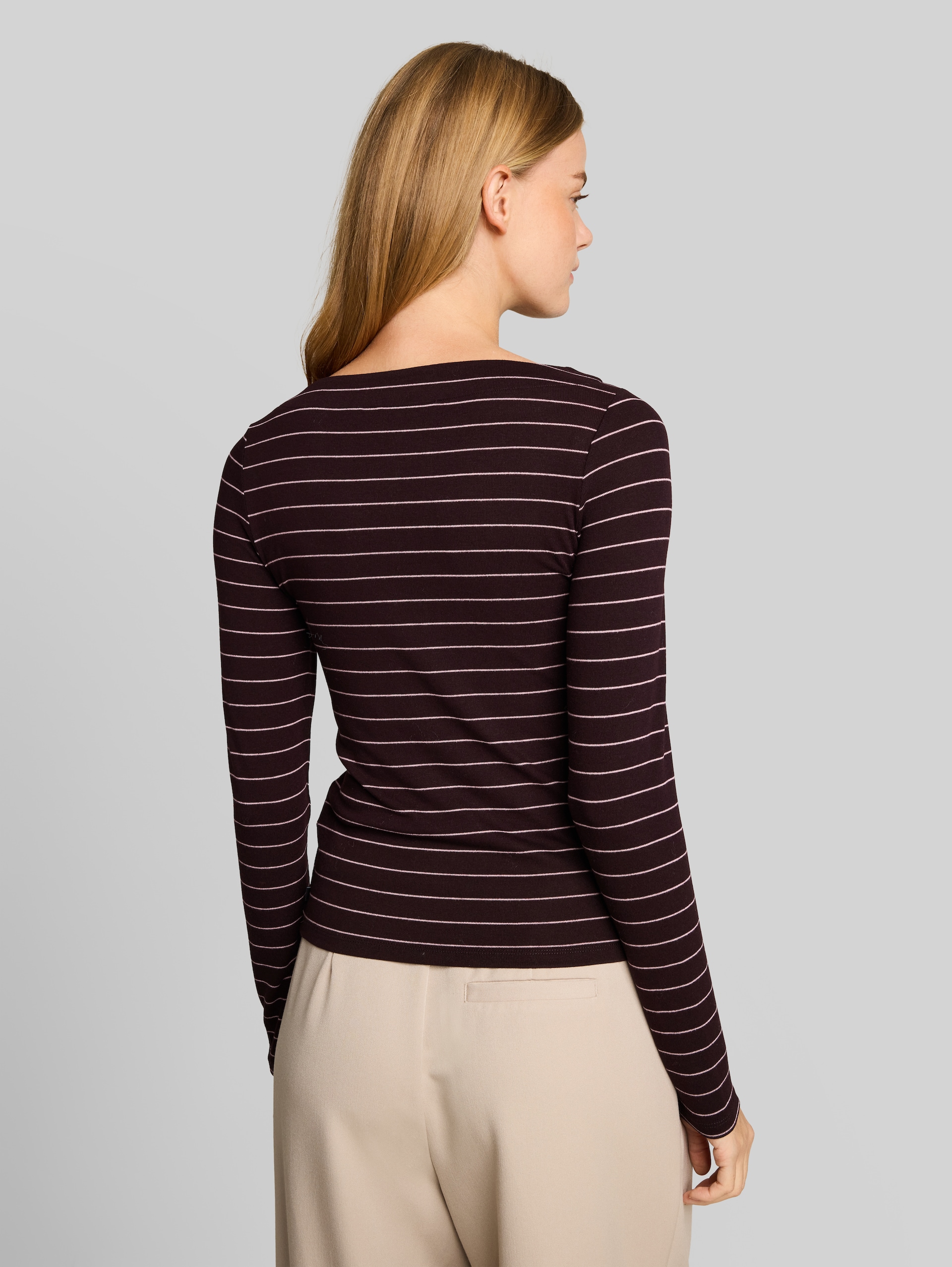 Slim Fit Langarmshirt mit U-Boot-Ausschnitt - plum pink small stripe - Auschnitt Model-Rückansicht