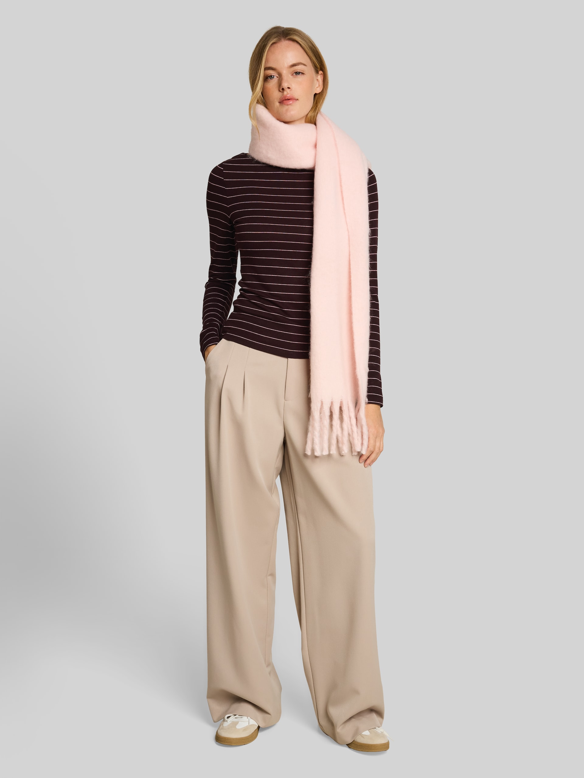 Slim Fit Langarmshirt mit U-Boot-Ausschnitt - plum pink small stripe - Model-Vorderansicht