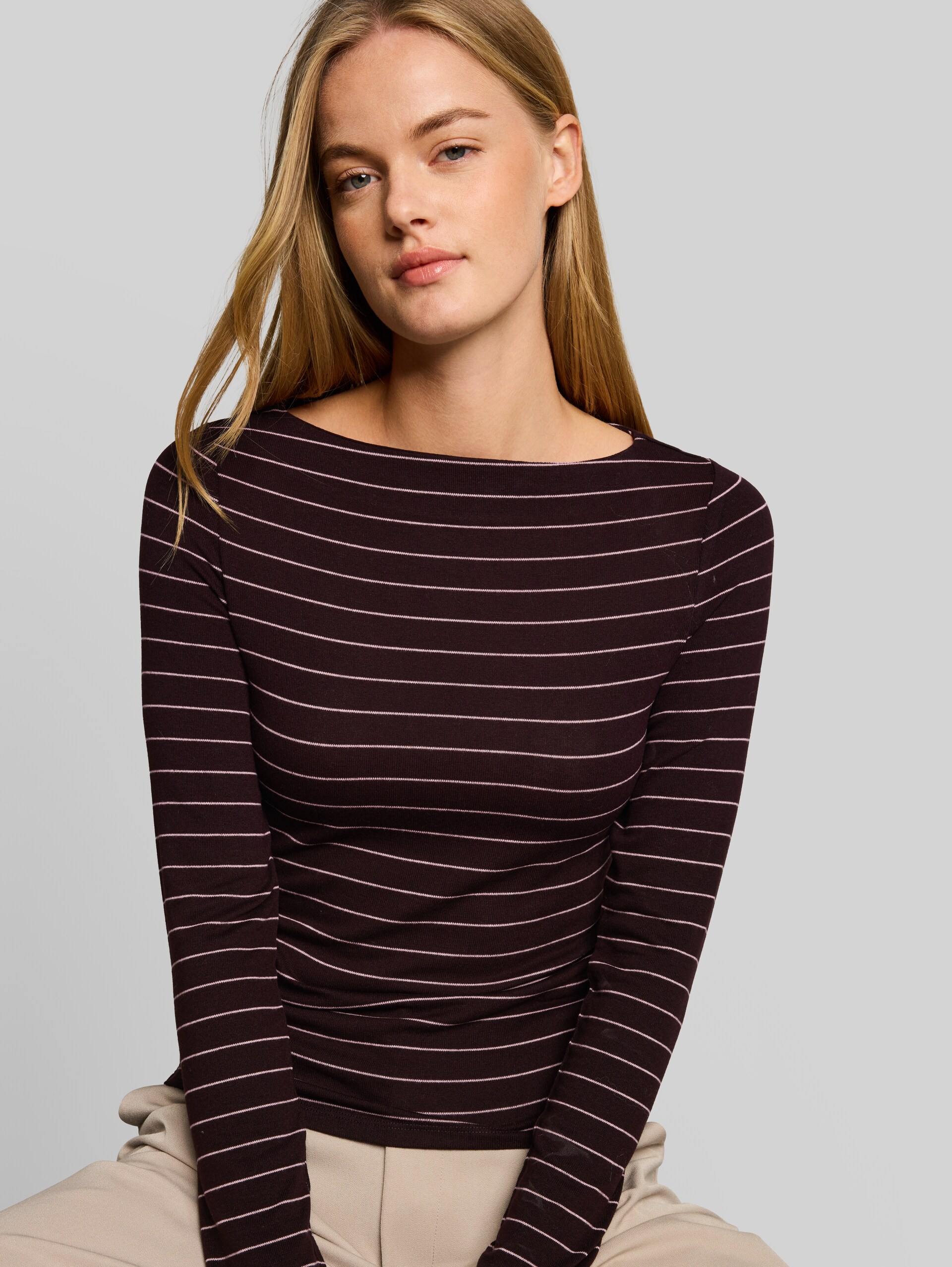 Slim Fit Langarmshirt mit U-Boot-Ausschnitt - plum pink small stripe - Detail-Model-Ansicht