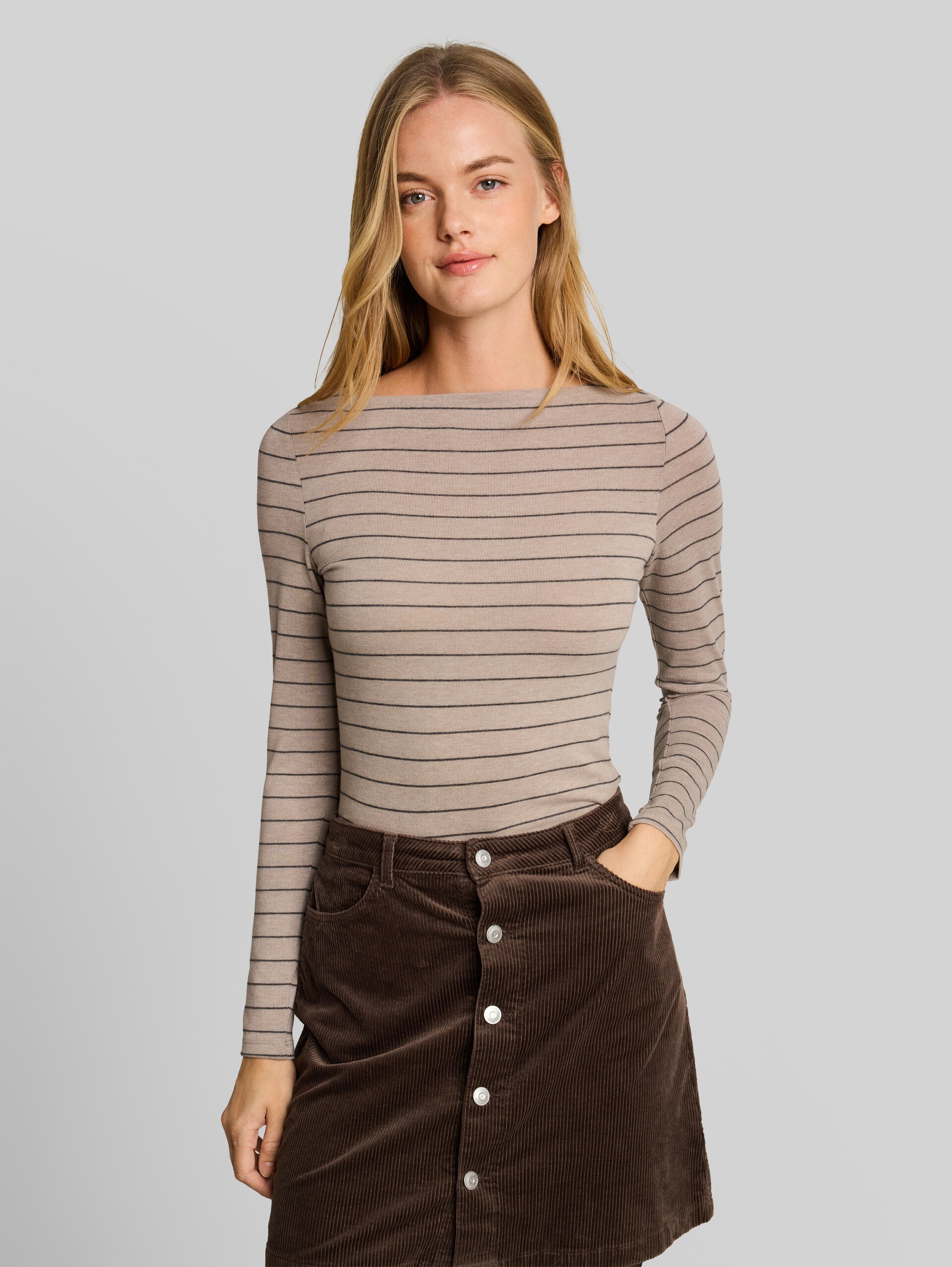 Slim Fit Langarmshirt mit U-Boot-Ausschnitt - beige melange grey stripe - Ausschnitt Model-Vorderansicht