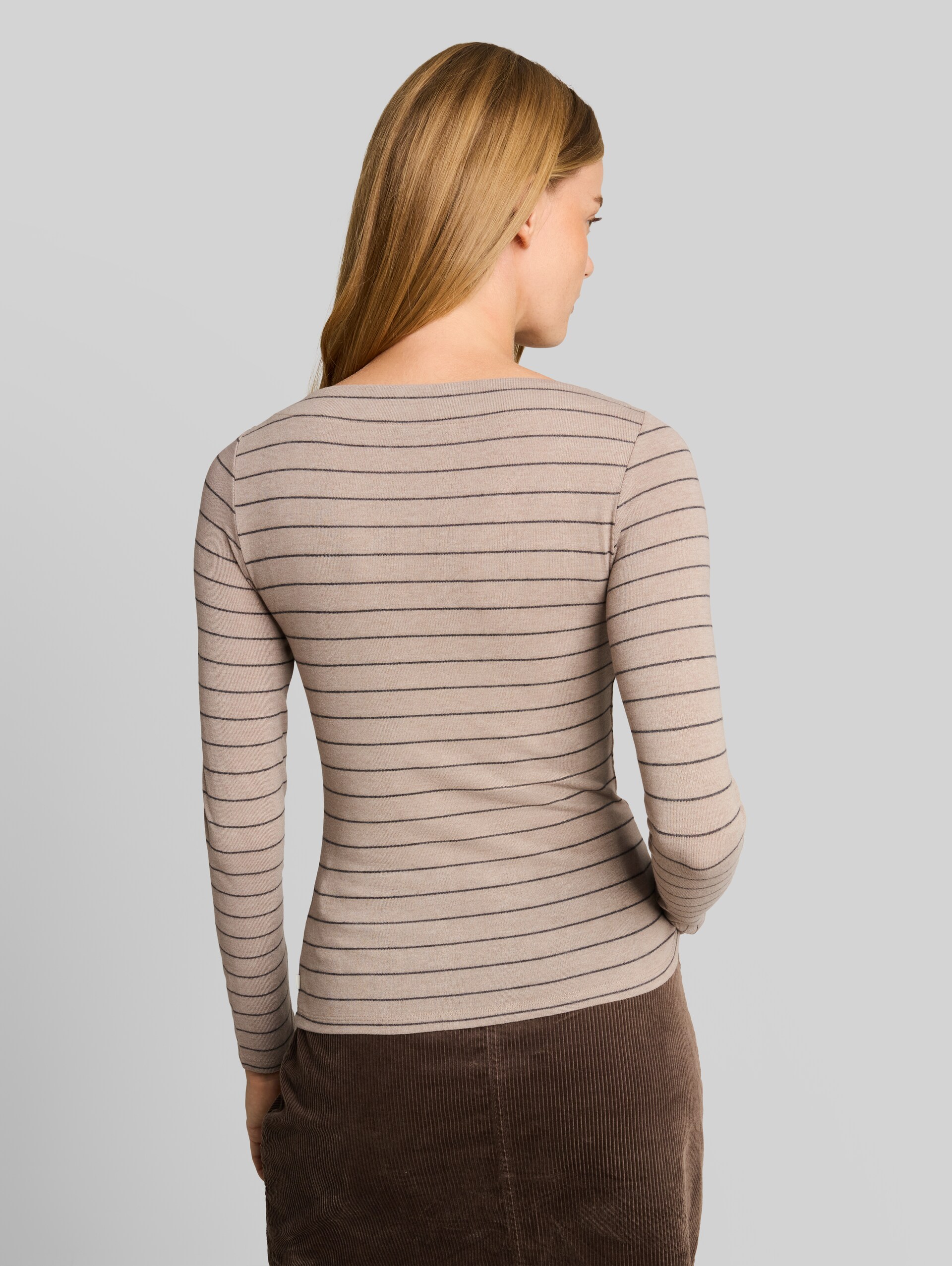 Slim Fit Langarmshirt mit U-Boot-Ausschnitt - beige melange grey stripe - Auschnitt Model-Rückansicht
