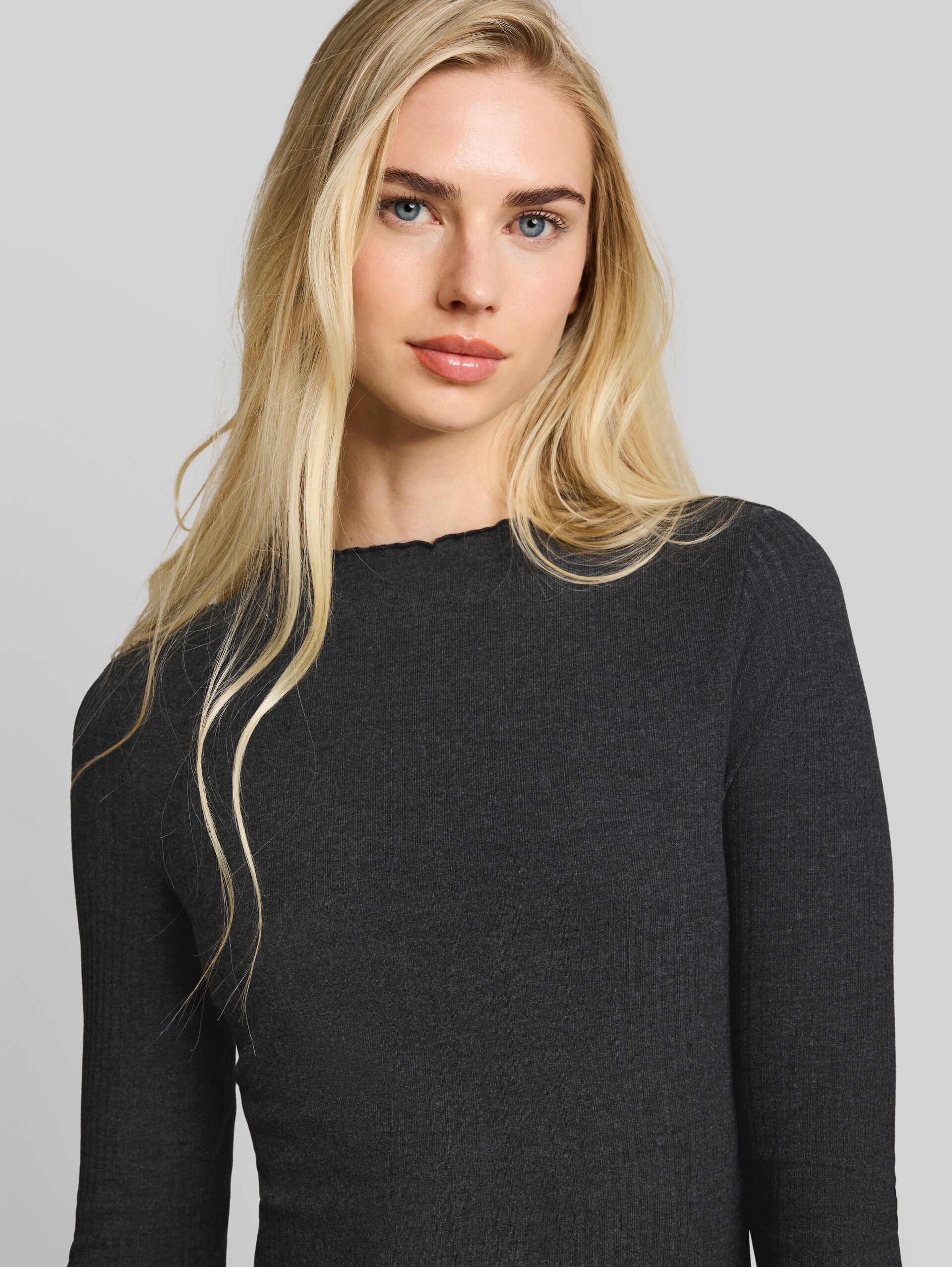 Langarmshirt mit Rippstruktur - Shale Grey Melange - Detail-Model-Ansicht