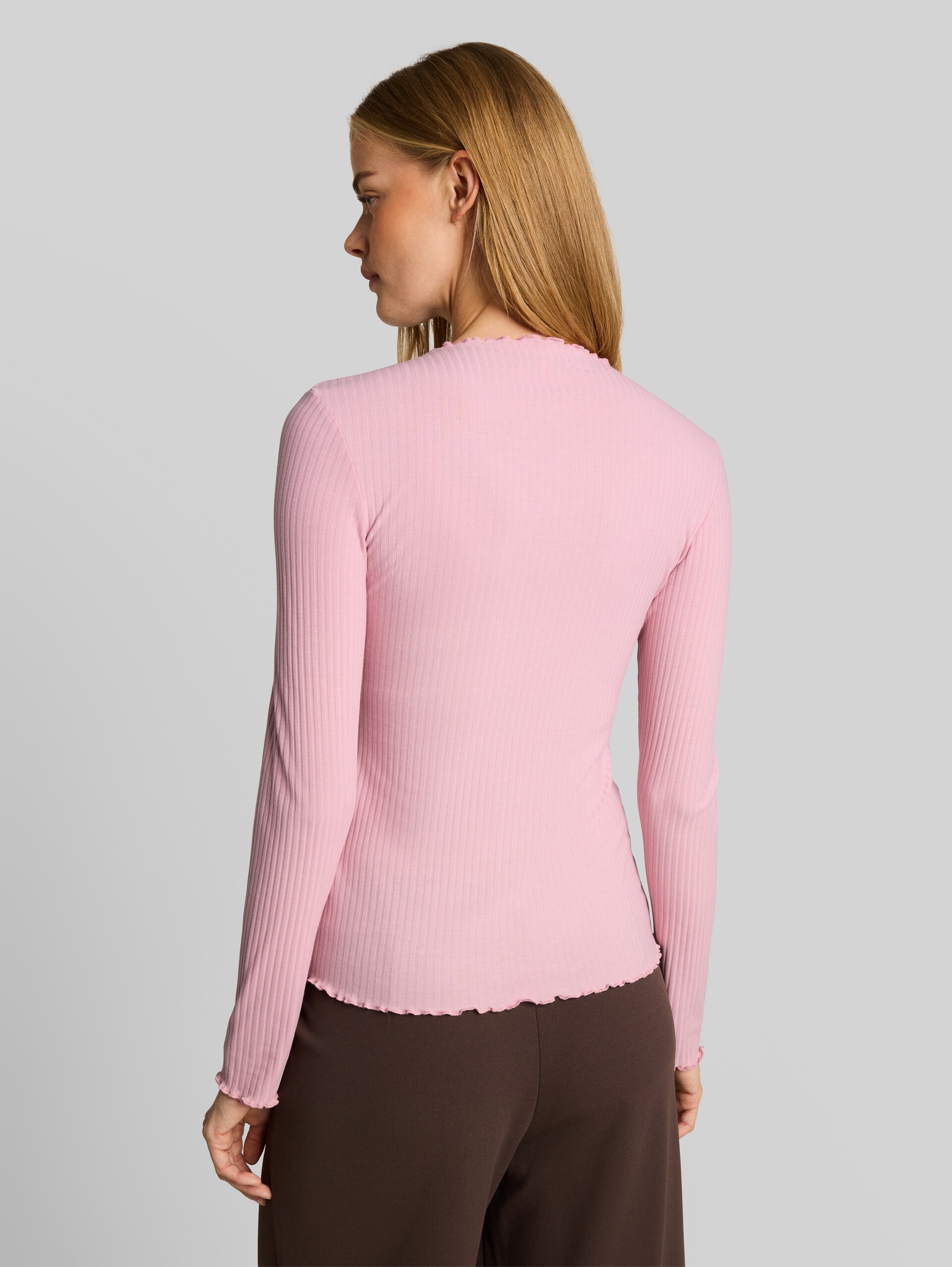 Langarmshirt mit Rippstruktur - Soft Pink - Auschnitt Model-Rückansicht