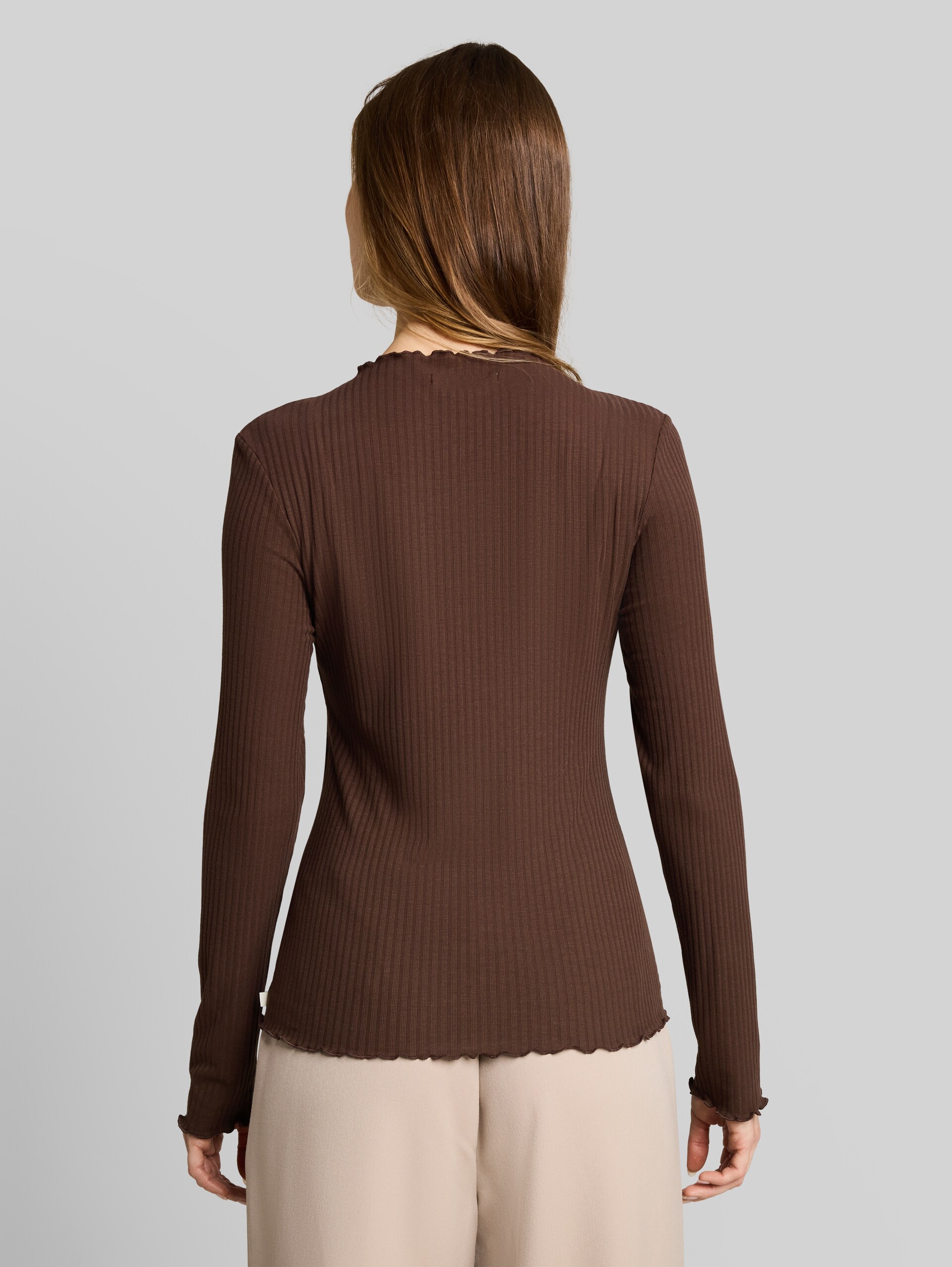T-shirt met lange mouwen en geribde structuur - cool dark brown - Neklijn model-achteraanzicht