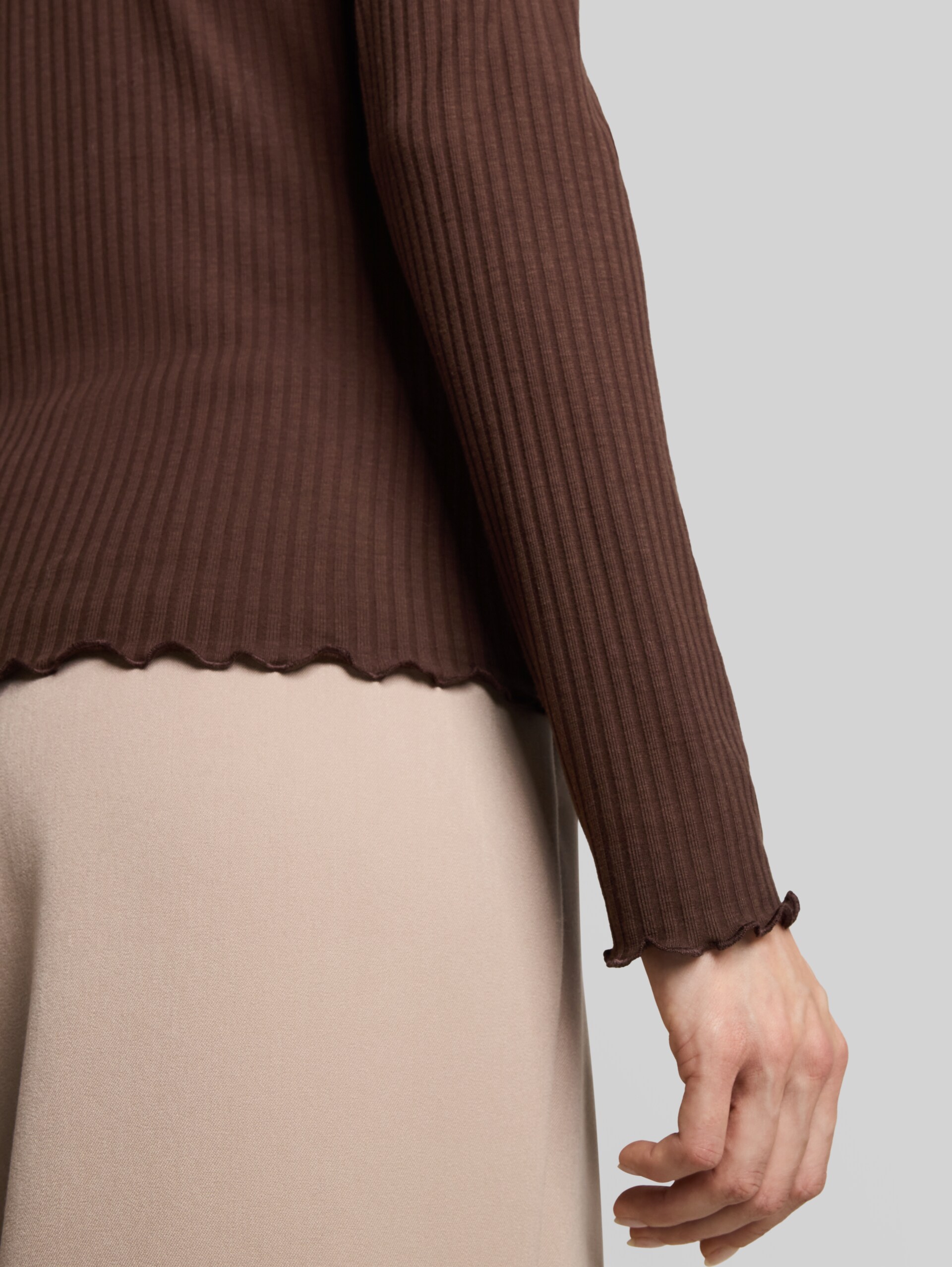 T-shirt met lange mouwen en geribde structuur - cool dark brown - Detailaanzicht model