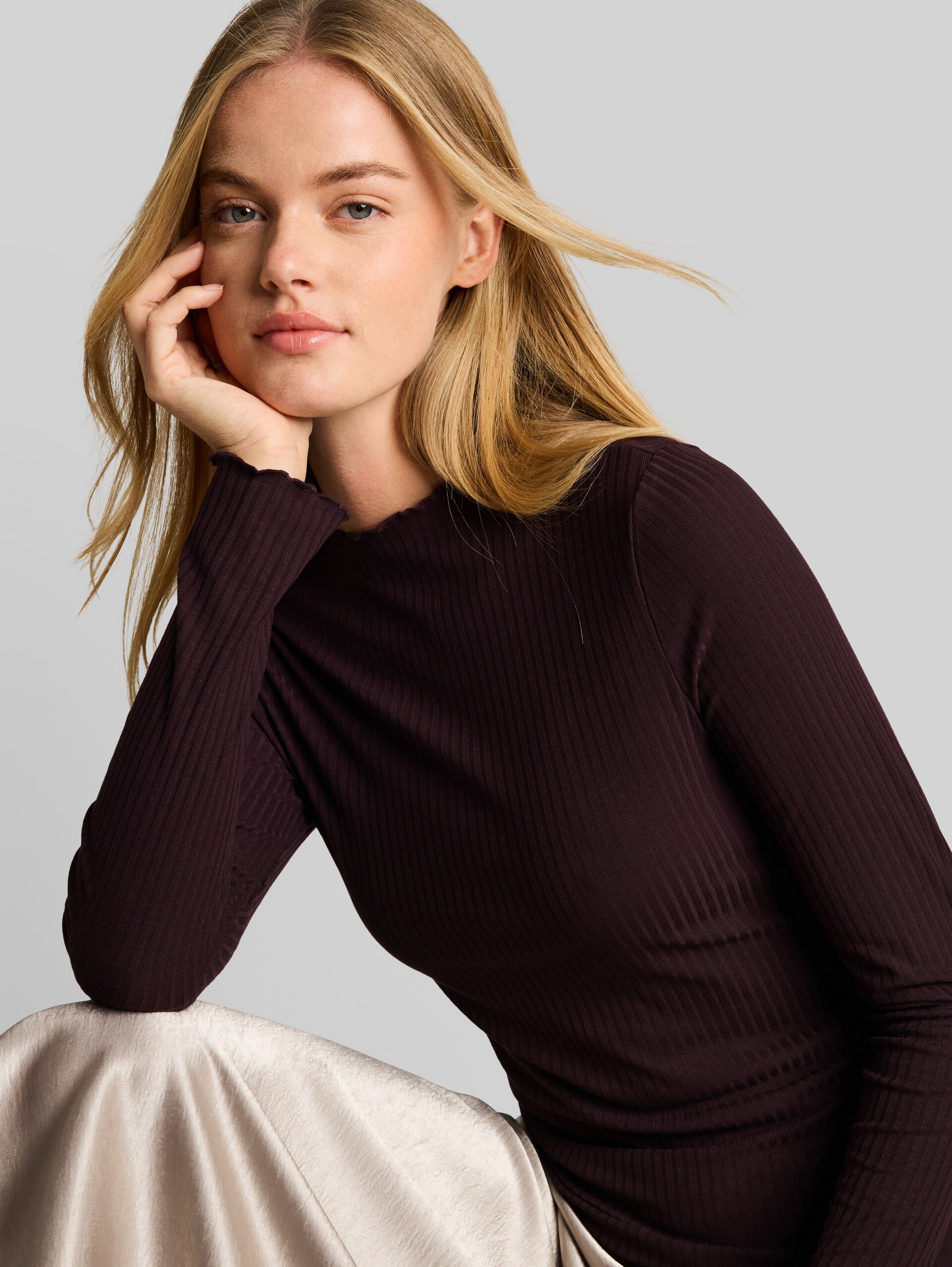 Langarmshirt mit Rippstruktur - dark plum - Detail-Model-Ansicht