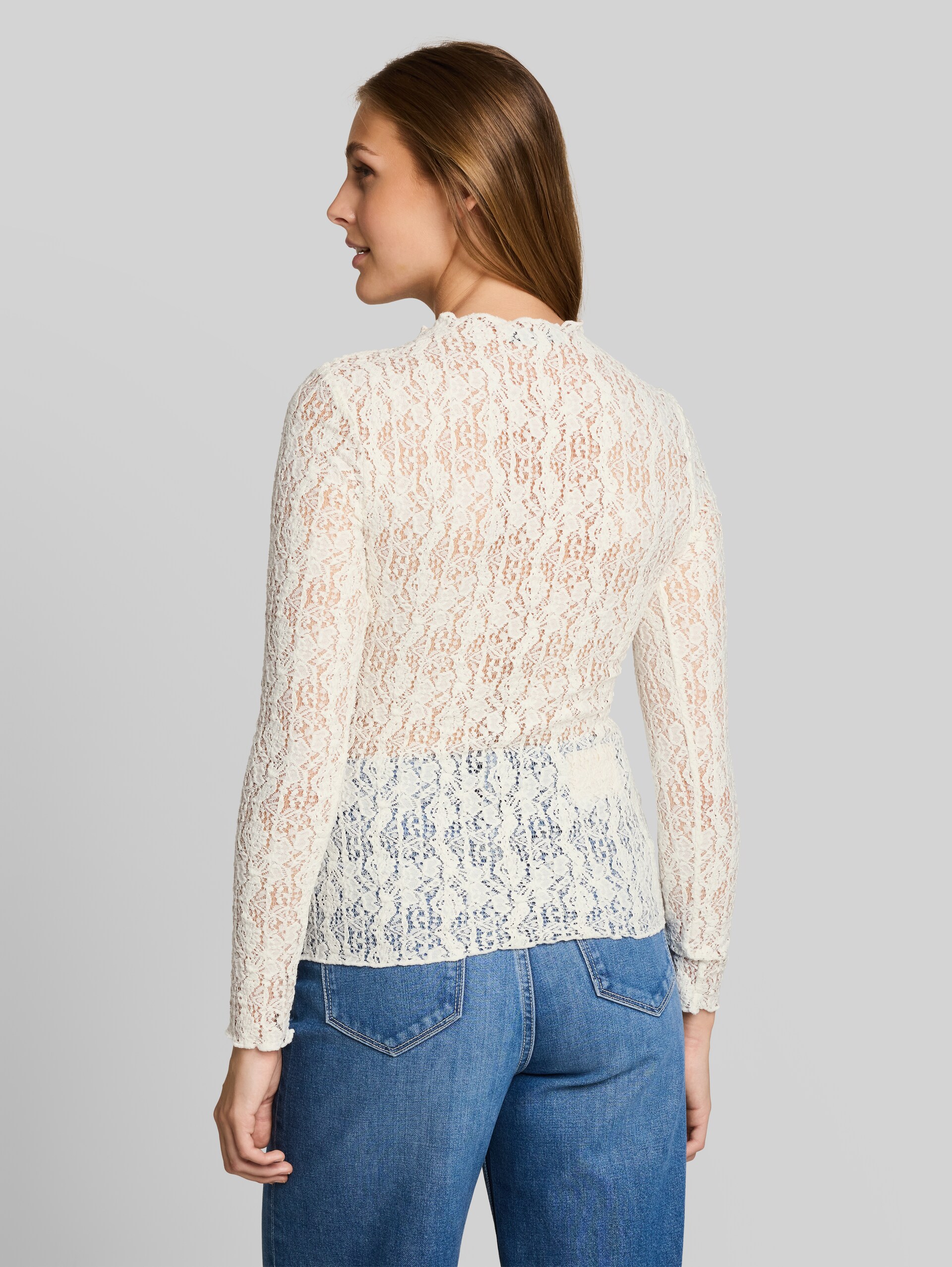 Slim Fit Langarmshirt aus Spitze - off white - Auschnitt Model-Rückansicht