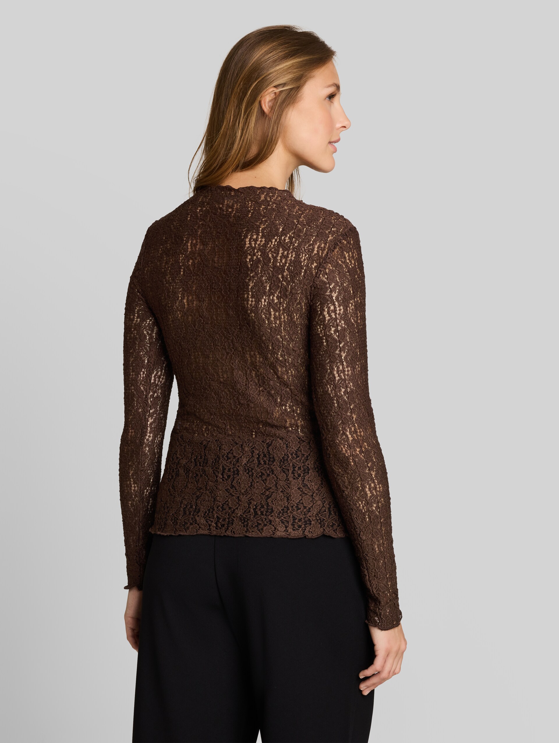Slim Fit Langarmshirt aus Spitze - cool dark brown - Auschnitt Model-Rückansicht