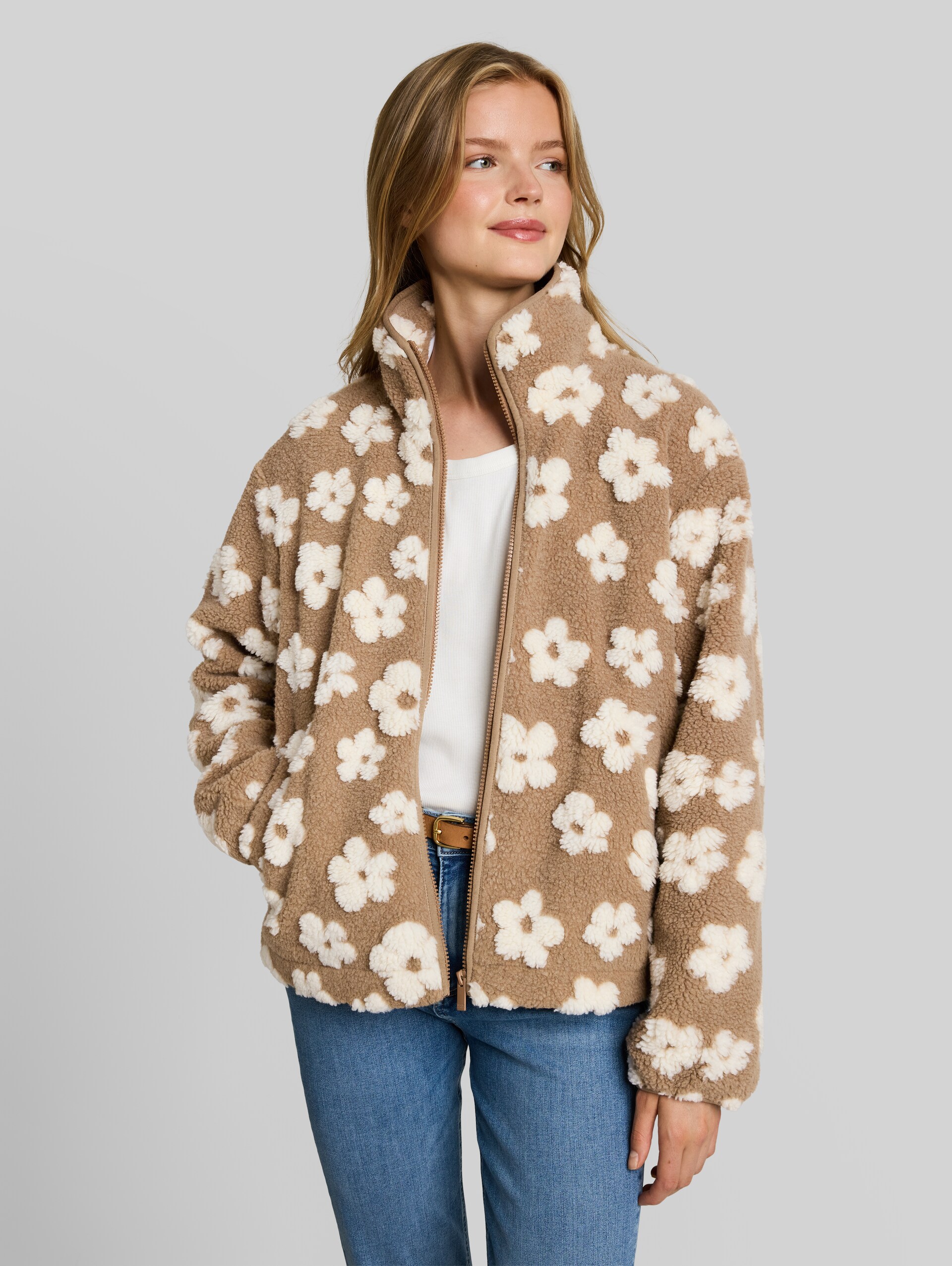 Teddy Jacke mit Blumenmuster - brown teddy flower artwork - Model-Vorderansicht