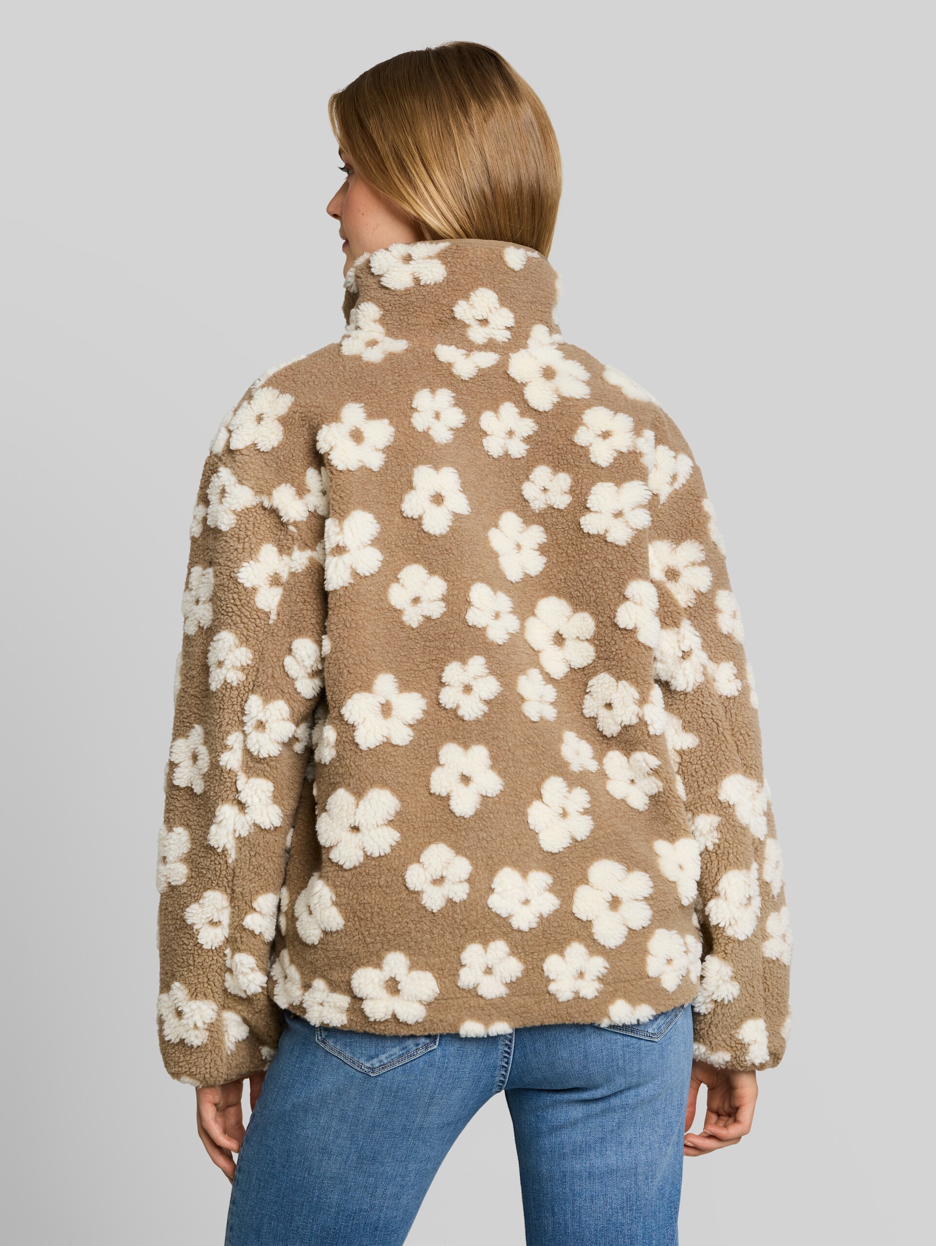 Teddy Jacke mit Blumenmuster - brown teddy flower artwork - Model-Rückansicht