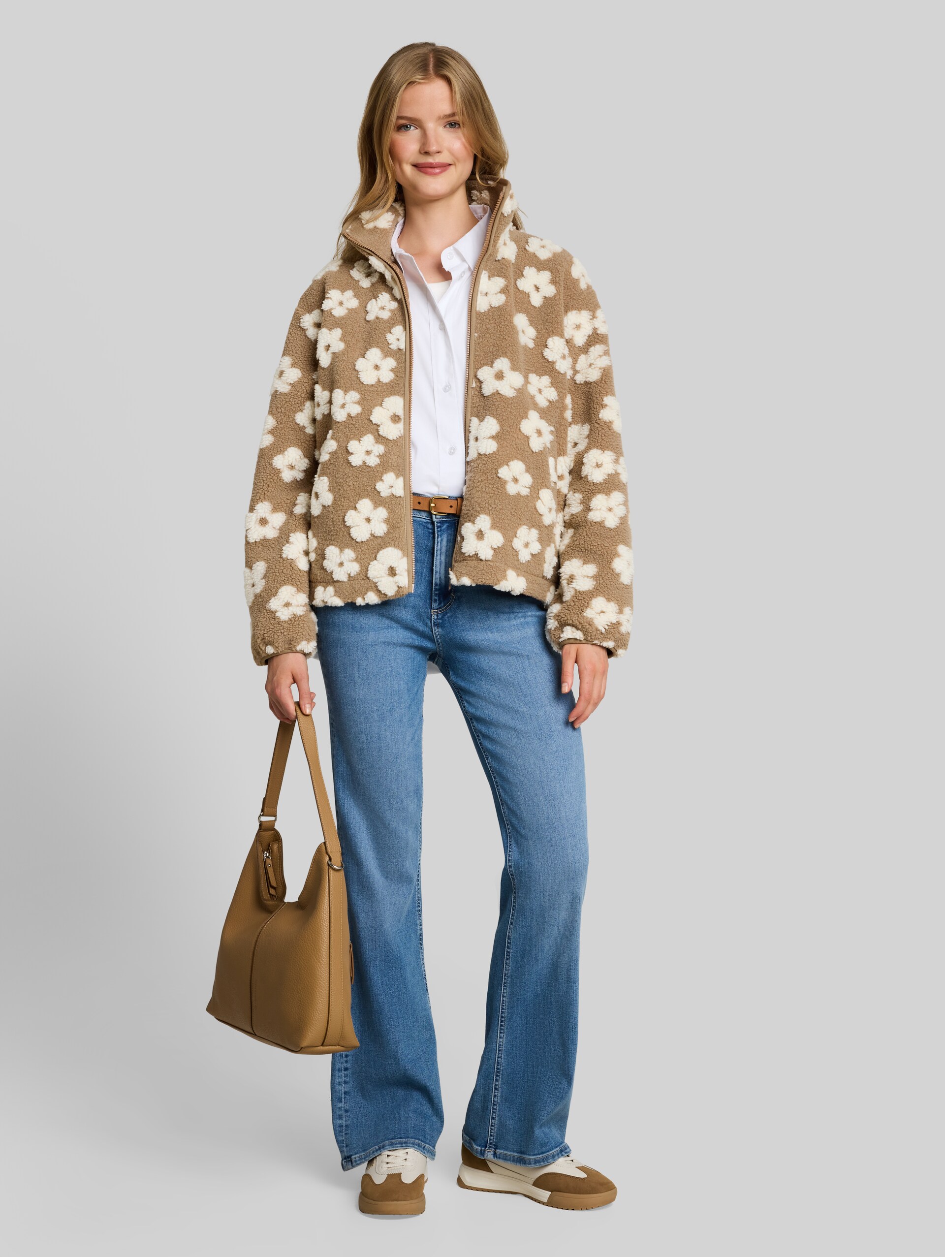 Teddy Jacke mit Blumenmuster - brown teddy flower artwork - seitliche Model-Ansicht
