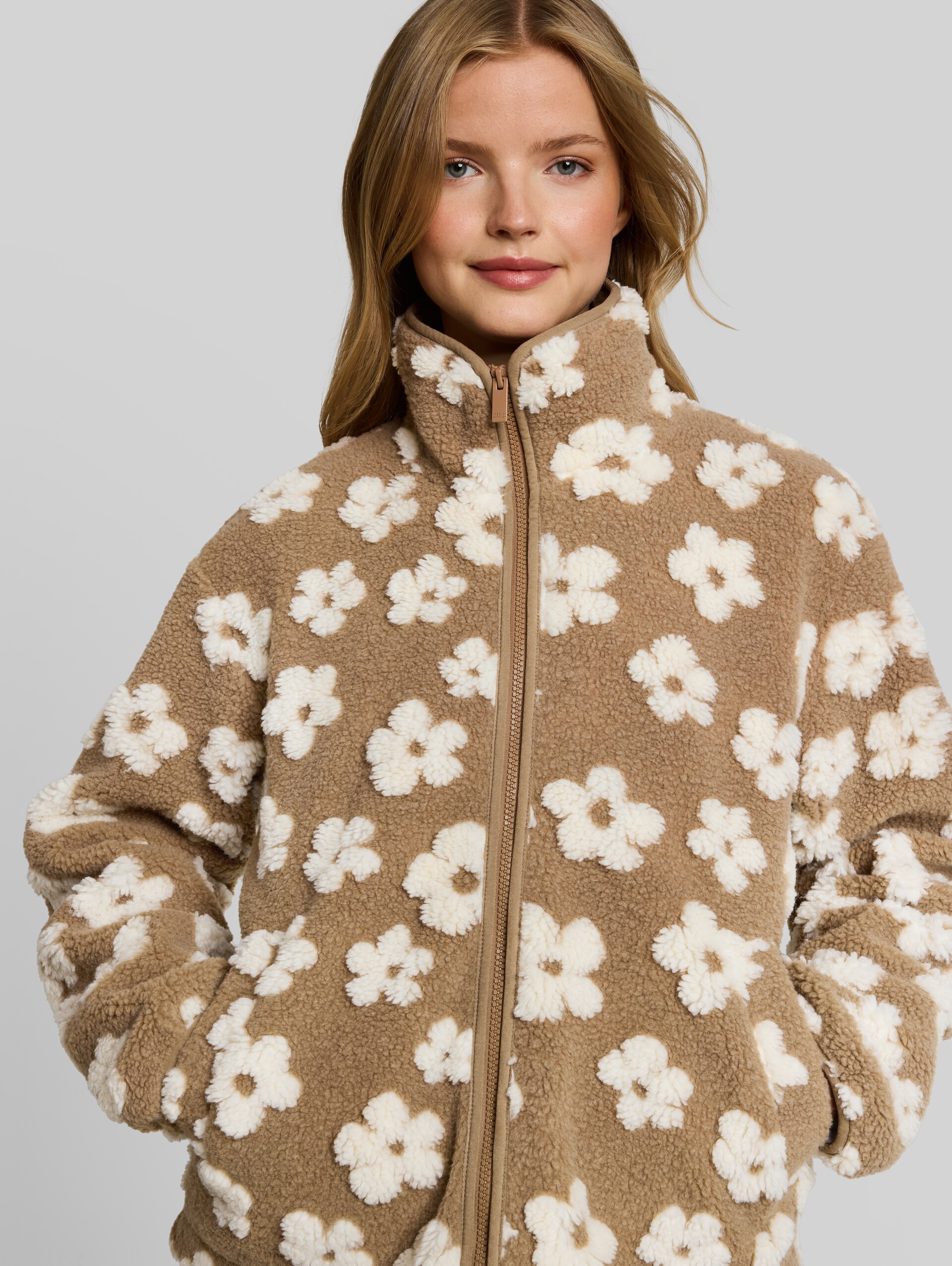Teddy Jacke mit Blumenmuster - brown teddy flower artwork - Detail-Model-Ansicht
