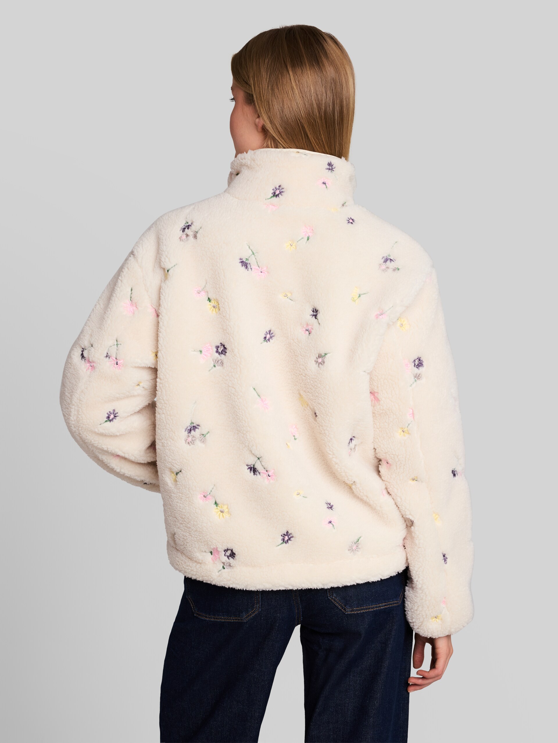 Teddy Jacke mit Blumenmuster - beige flower embro teddy - Model-Rückansicht