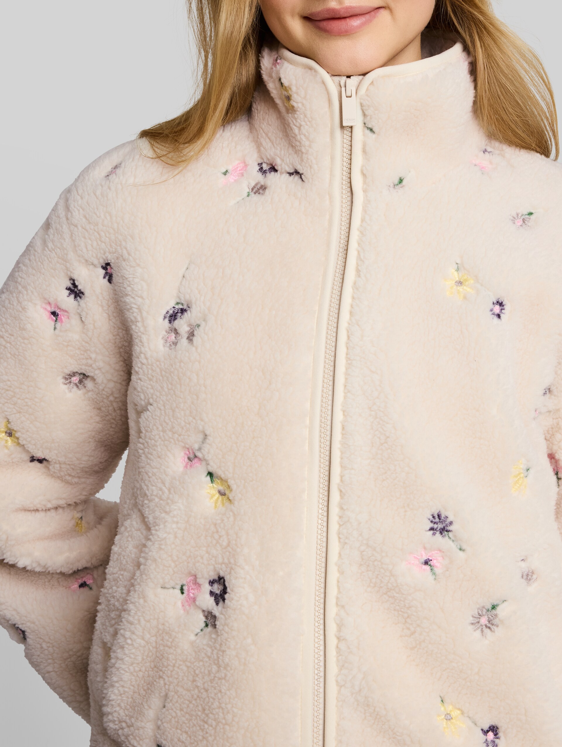 Teddy Jacke mit Blumenmuster - beige flower embro teddy - Detail-Model-Ansicht