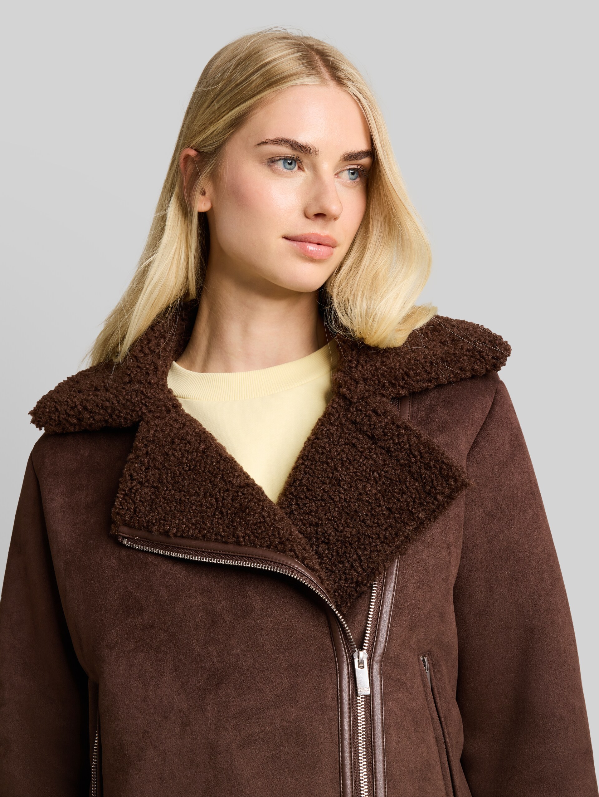 Jas in suède-look - cool dark brown - Detailaanzicht model