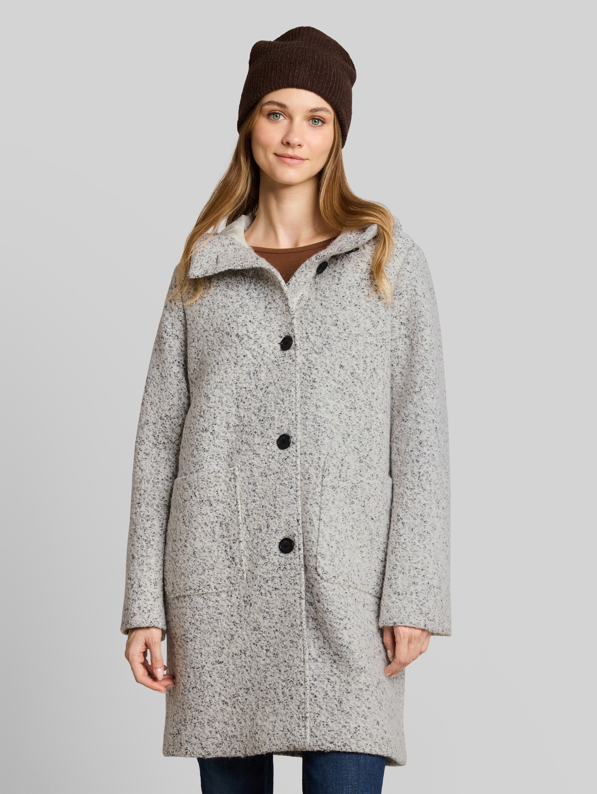 Bouclé Wollmantel mit Kapuze - white black boucle - Model-Vorderansicht