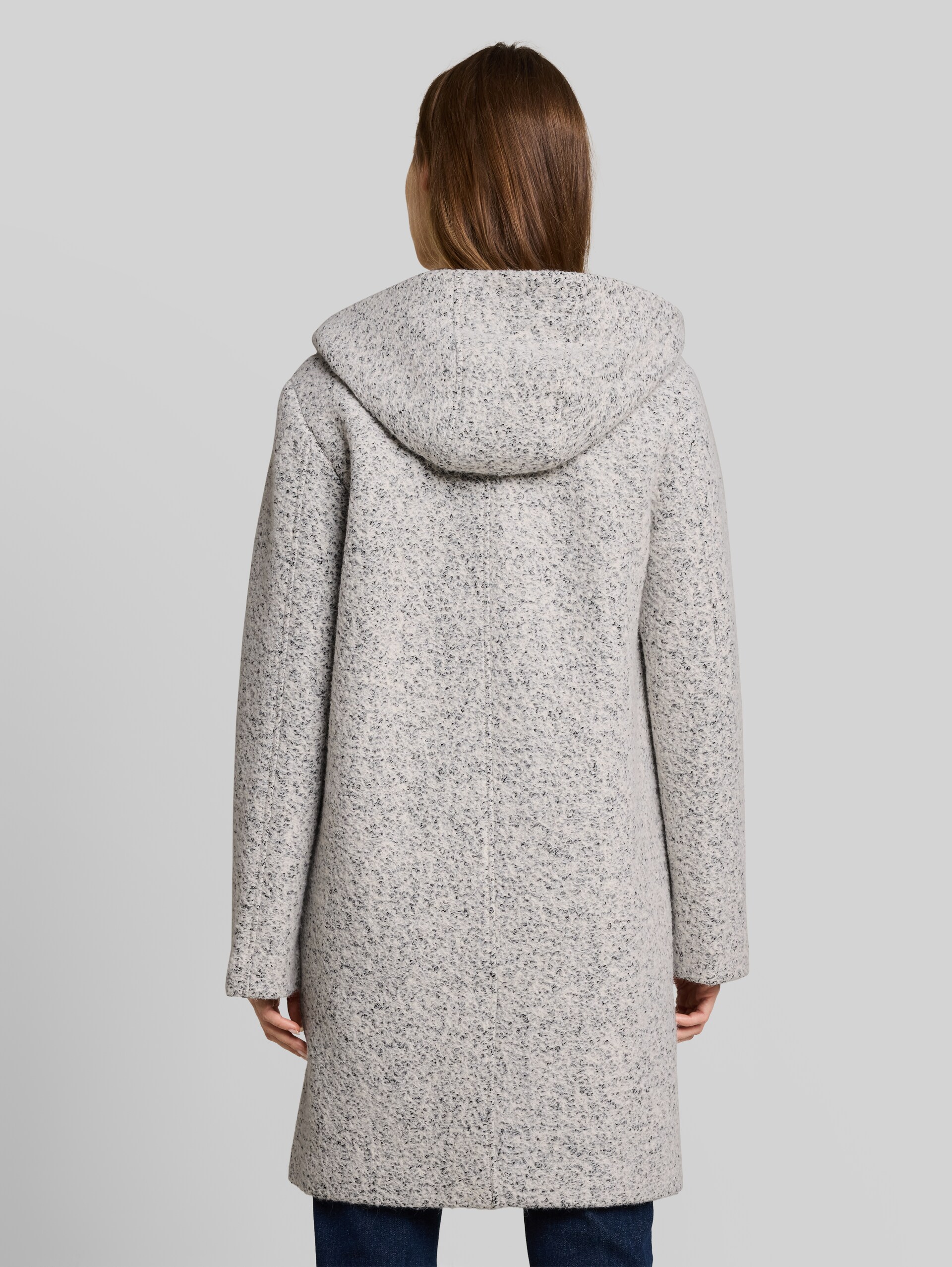 Bouclé Wollmantel mit Kapuze - white black boucle - Model-Rückansicht
