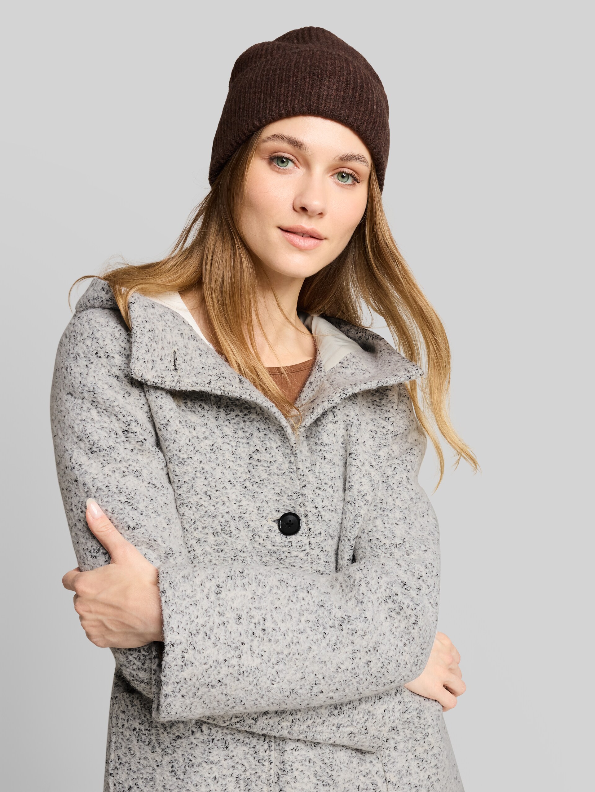 Bouclé Wollmantel mit Kapuze - white black boucle - Detail-Model-Ansicht