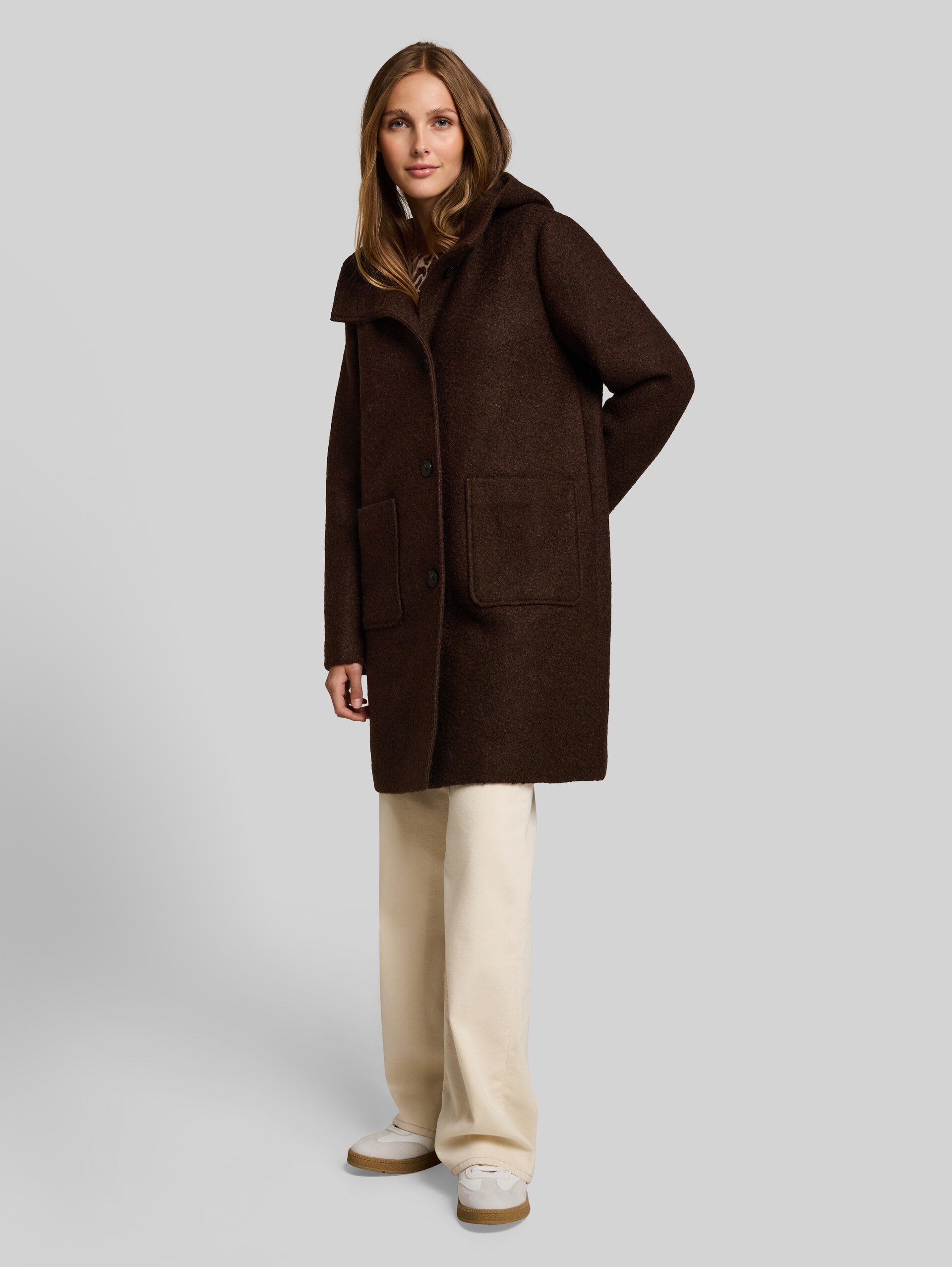 Bouclé Wollmantel mit Kapuze - brown black boucle - Model-Vorderansicht