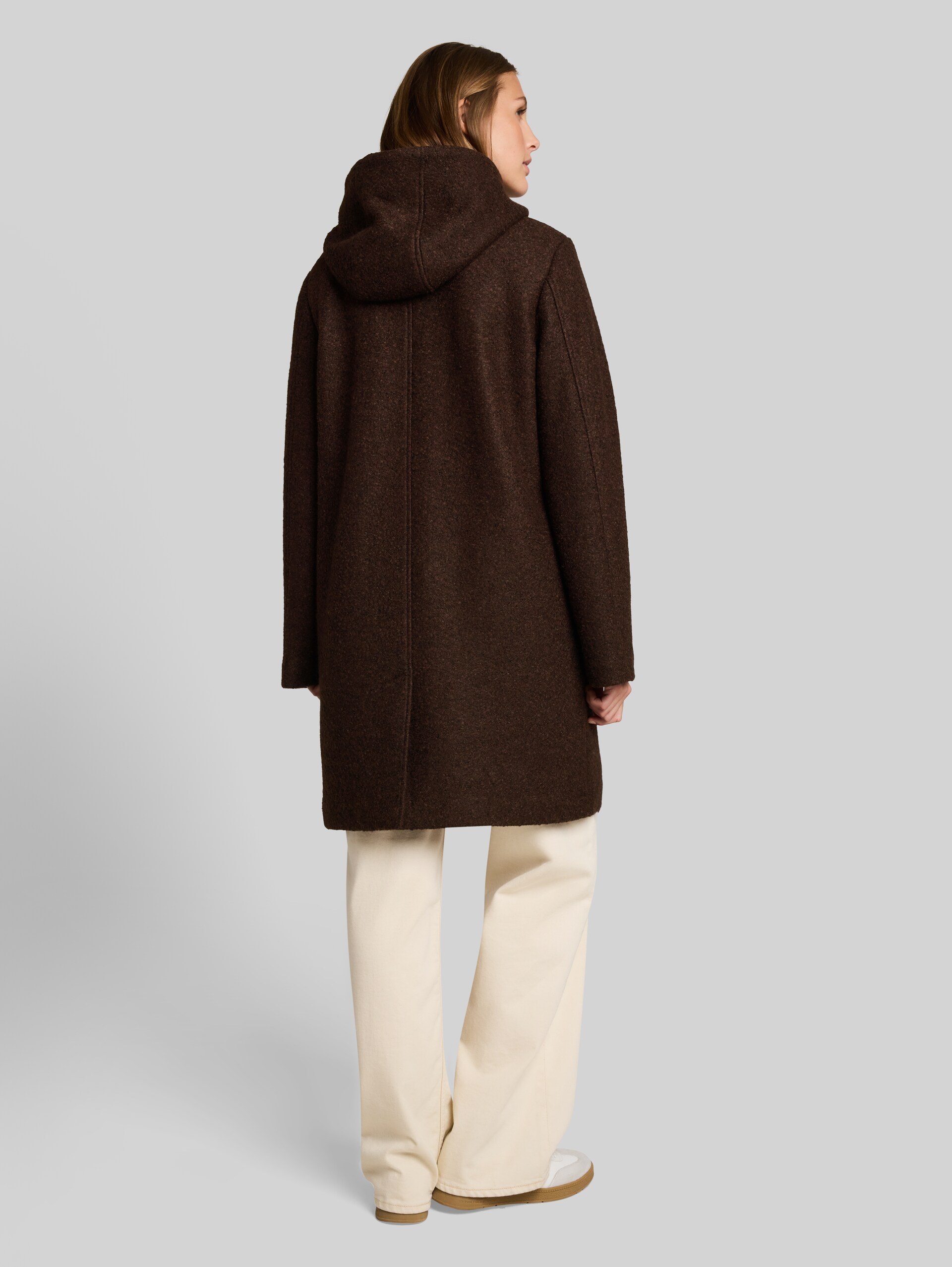 Bouclé Wollmantel mit Kapuze - brown black boucle - Model-Rückansicht