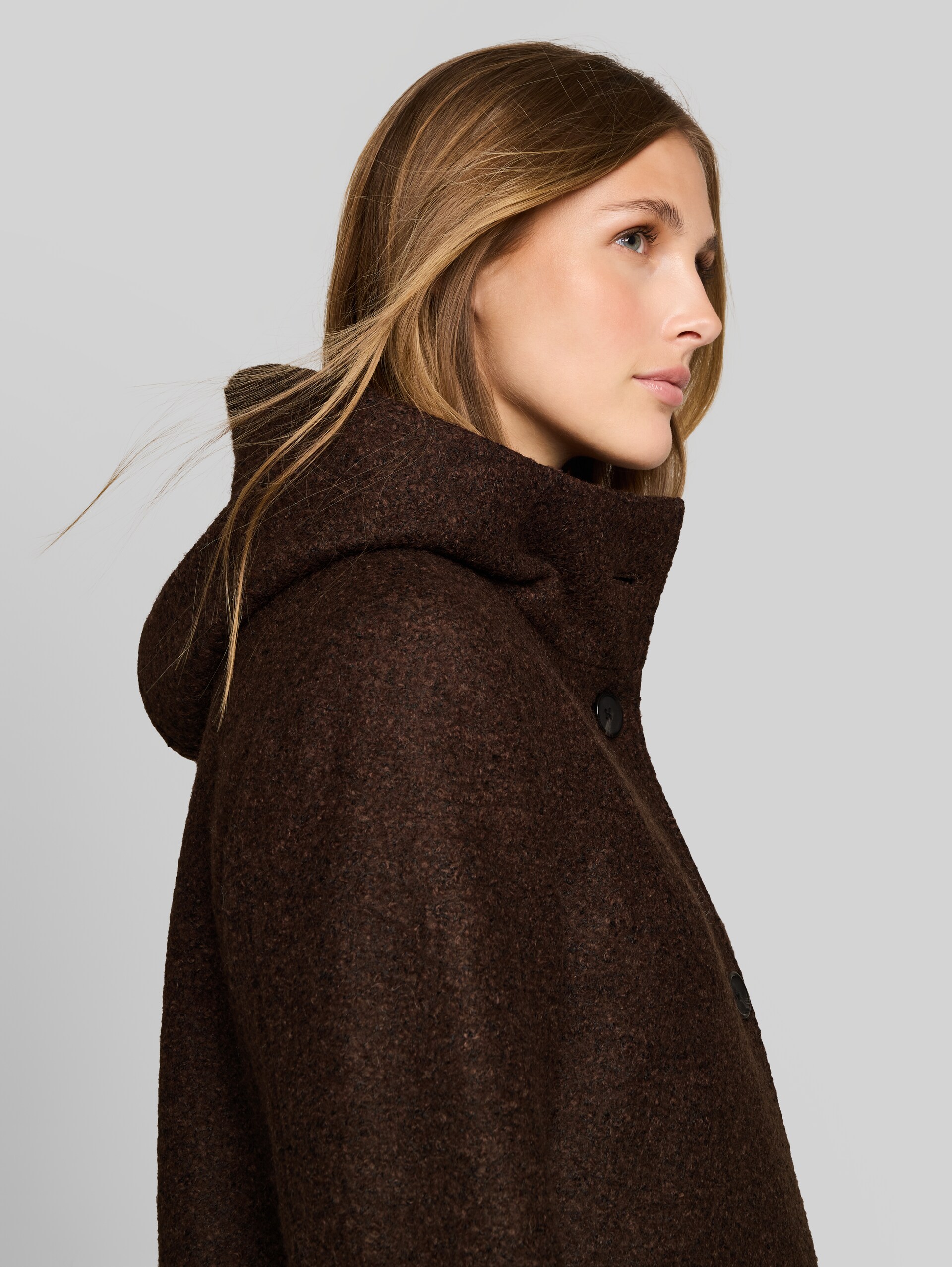 Bouclé Wollmantel mit Kapuze - brown black boucle - Detail-Model-Ansicht